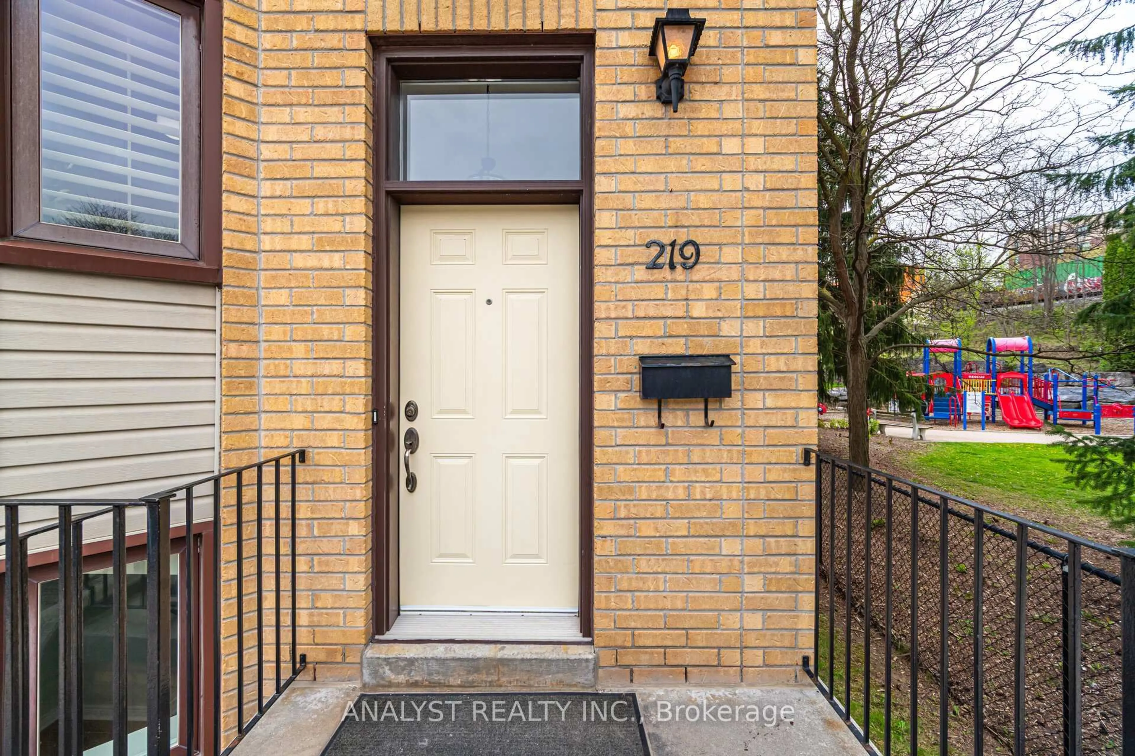 Unknown for 219 Woodbridge Ave, Vaughan Ontario L4L 2T1