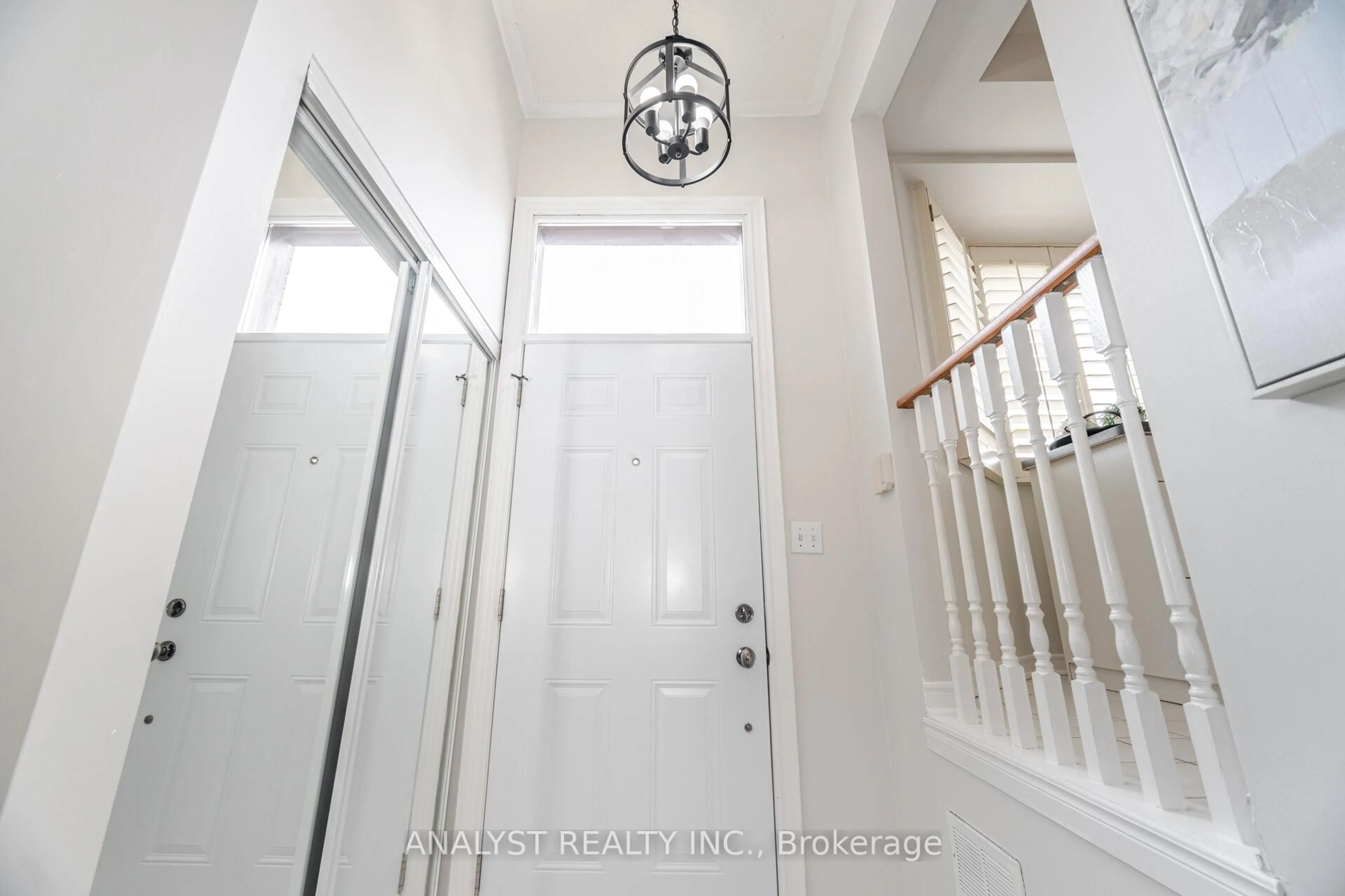 Indoor entryway for 219 Woodbridge Ave, Vaughan Ontario L4L 2T1