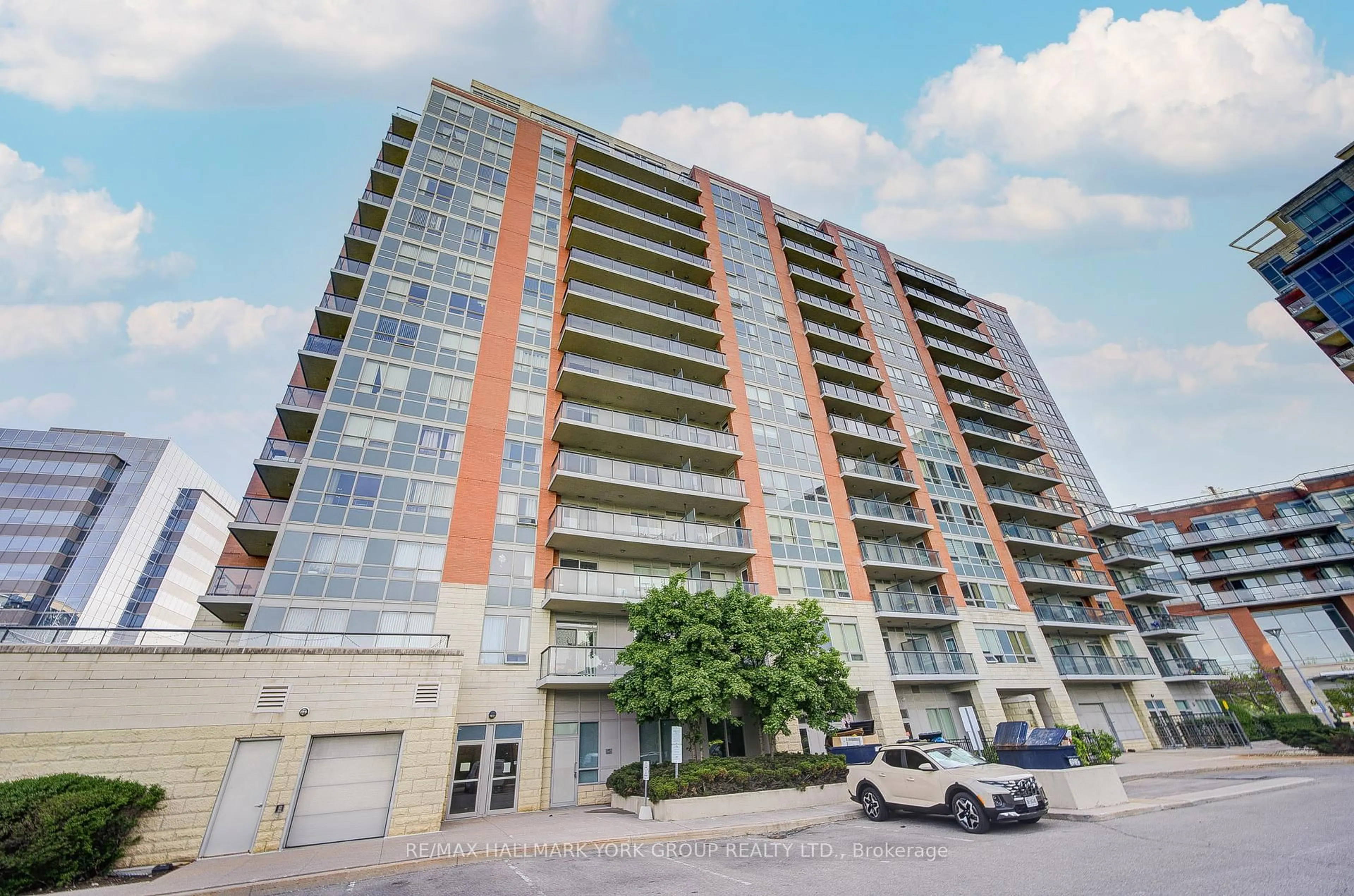 A pic from outside/outdoor area/front of a property/back of a property/a pic from drone, building for 60 South Town Centre Blvd #520, Markham Ontario L6G 0C5