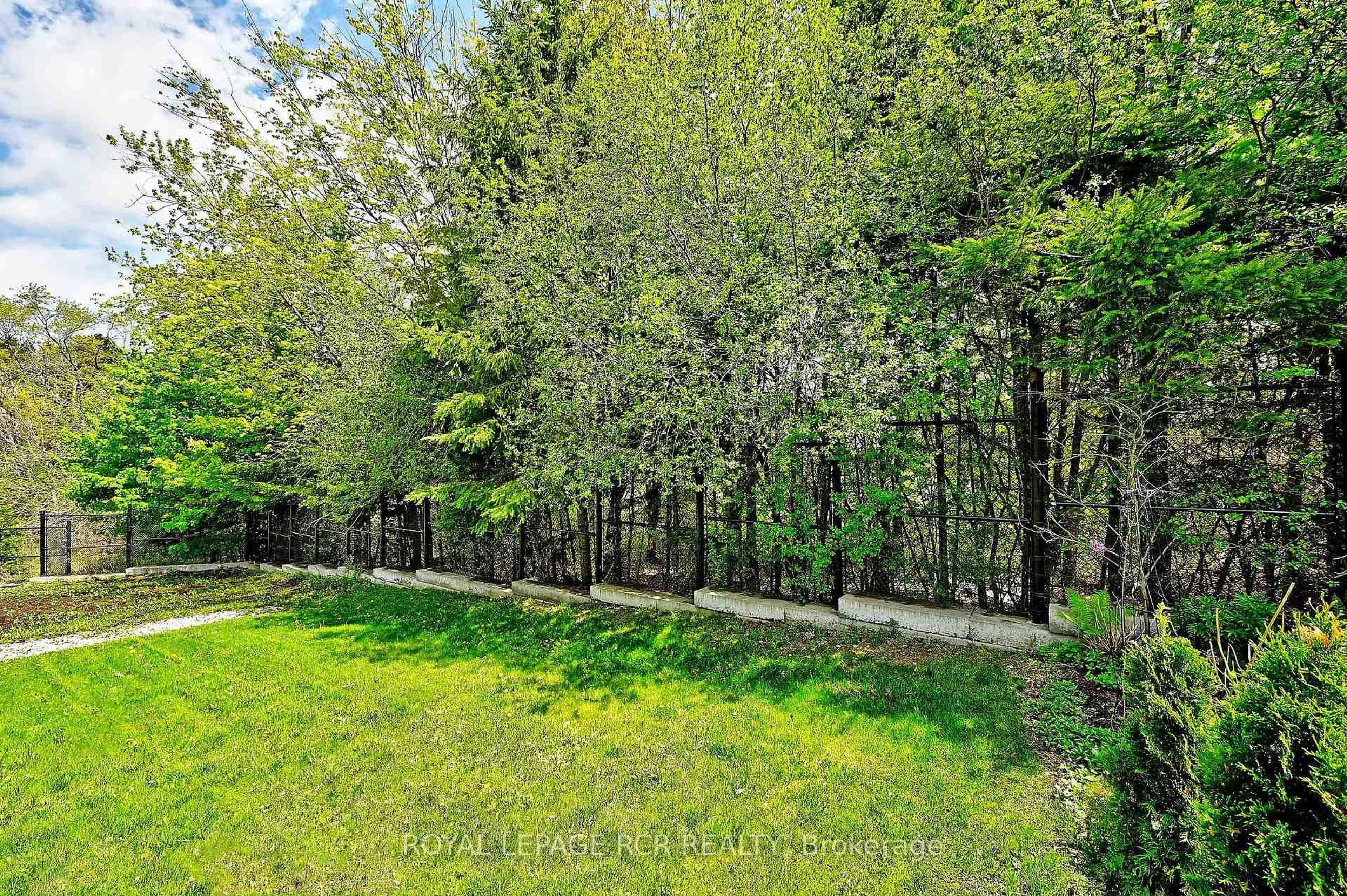 A pic from outside/outdoor area/front of a property/back of a property/a pic from drone, forest/trees view for 240 Conklin Cres, Aurora Ontario L4G 0Z4