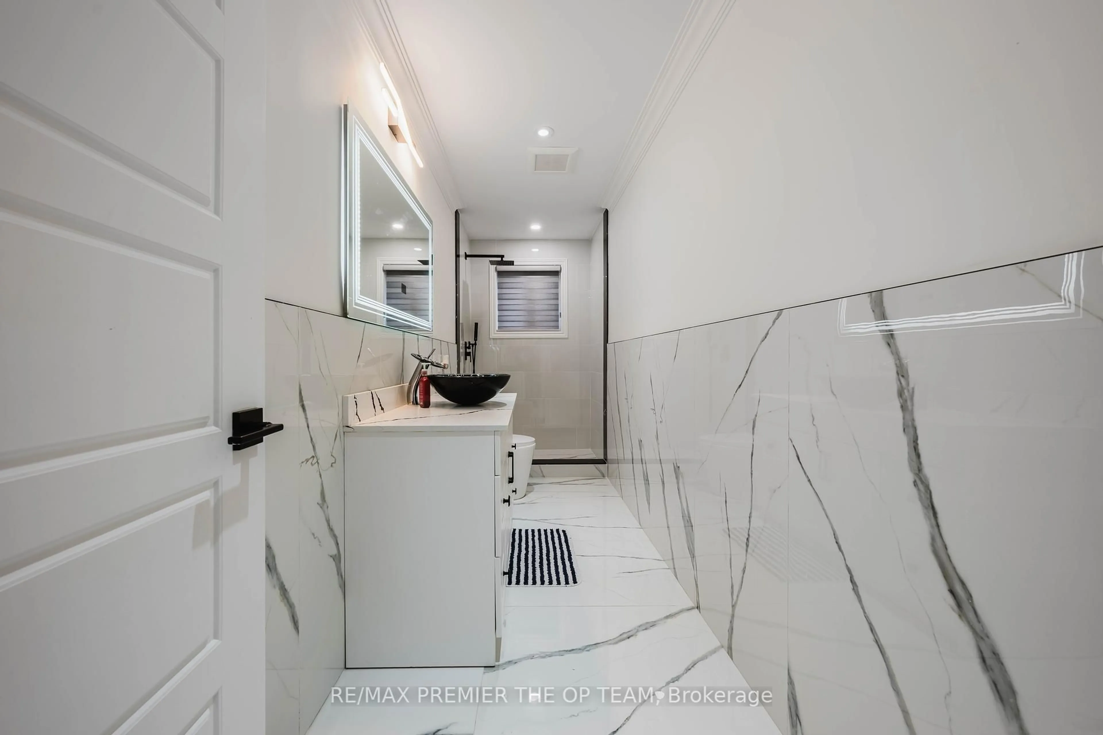 Contemporary bathroom, ceramic/tile floor for 99 Benjamin Dr, Vaughan Ontario L4L 1H7