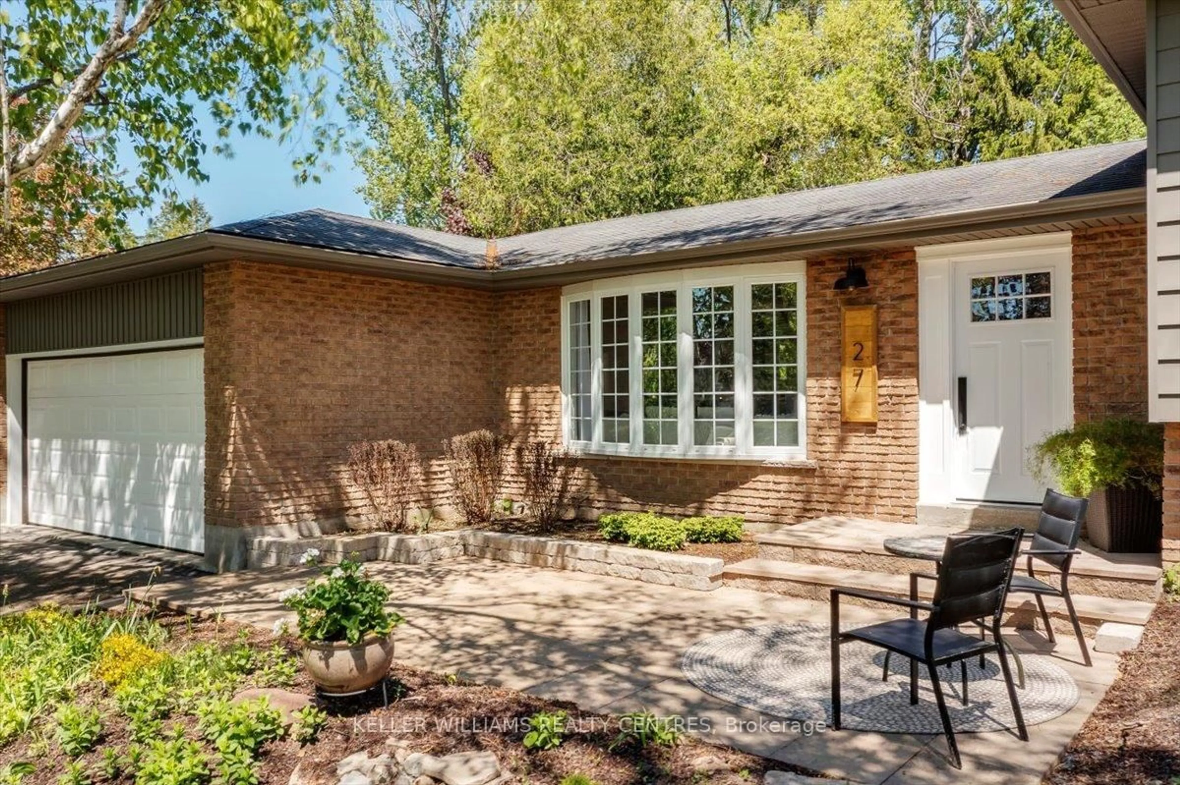 Home with brick exterior material, street for 27 Broadview Ave, Georgina Ontario L4P 0M2
