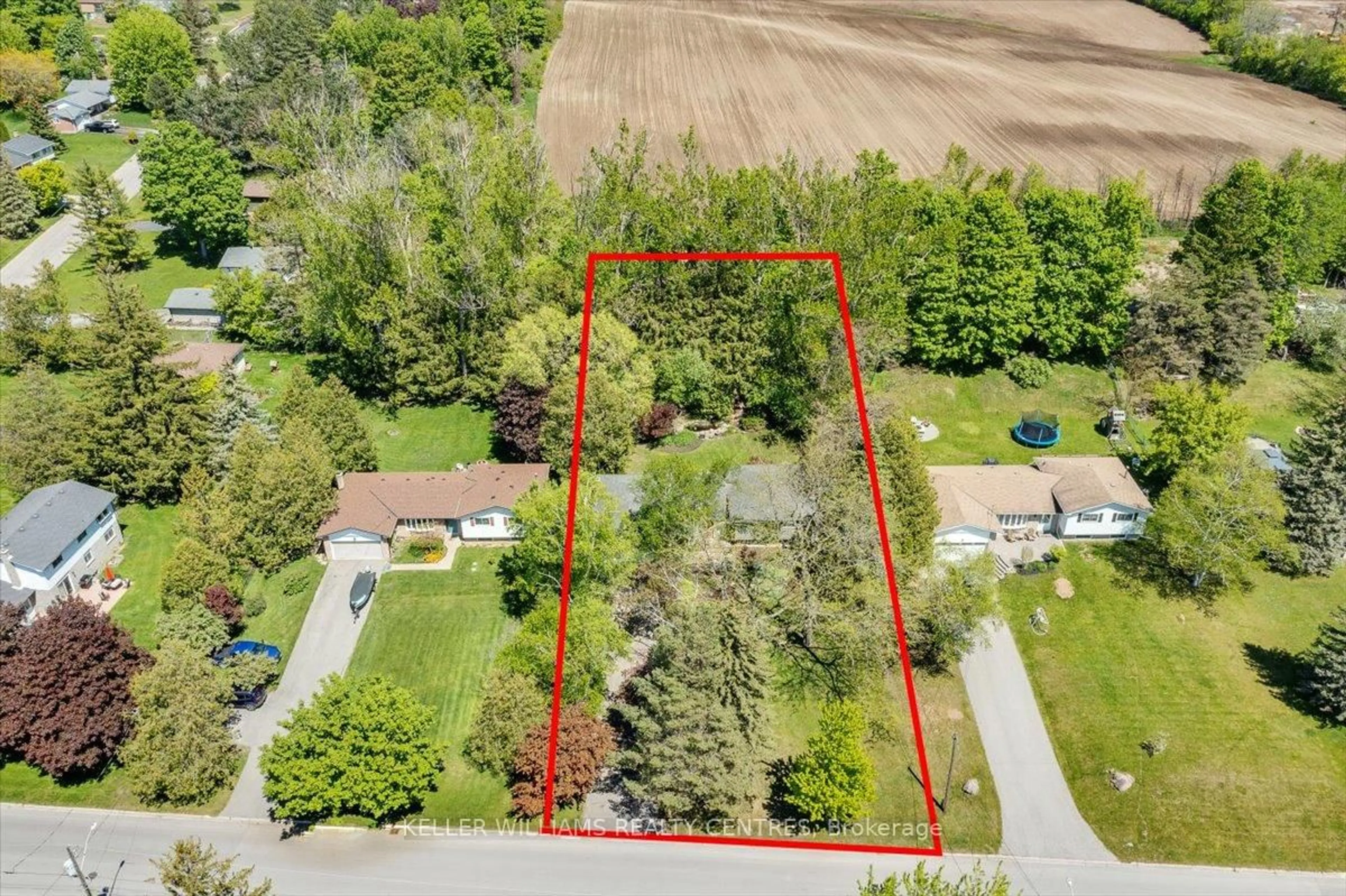 A pic from outside/outdoor area/front of a property/back of a property/a pic from drone, street for 27 Broadview Ave, Georgina Ontario L4P 0M2