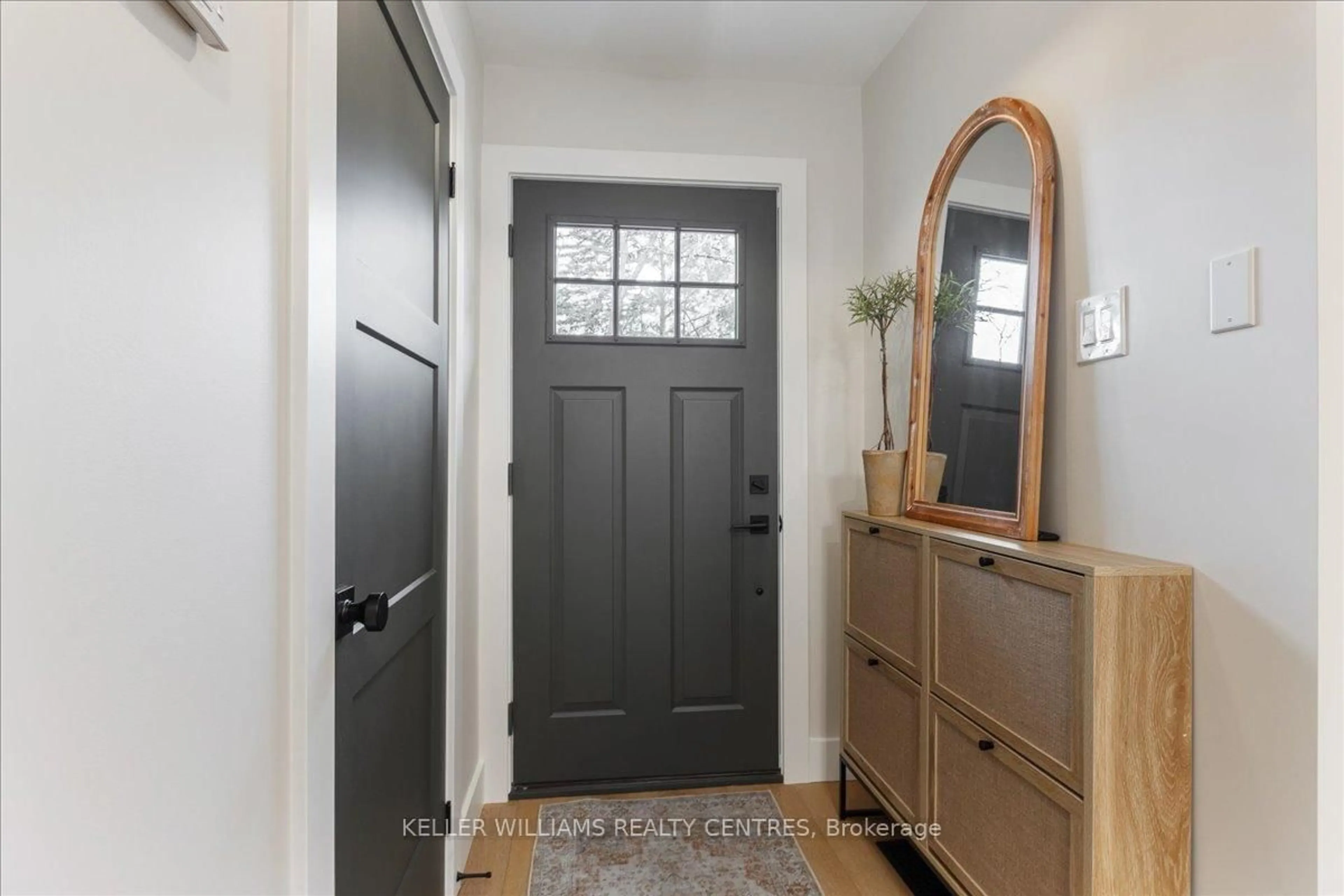 Indoor entryway for 27 Broadview Ave, Georgina Ontario L4P 0M2