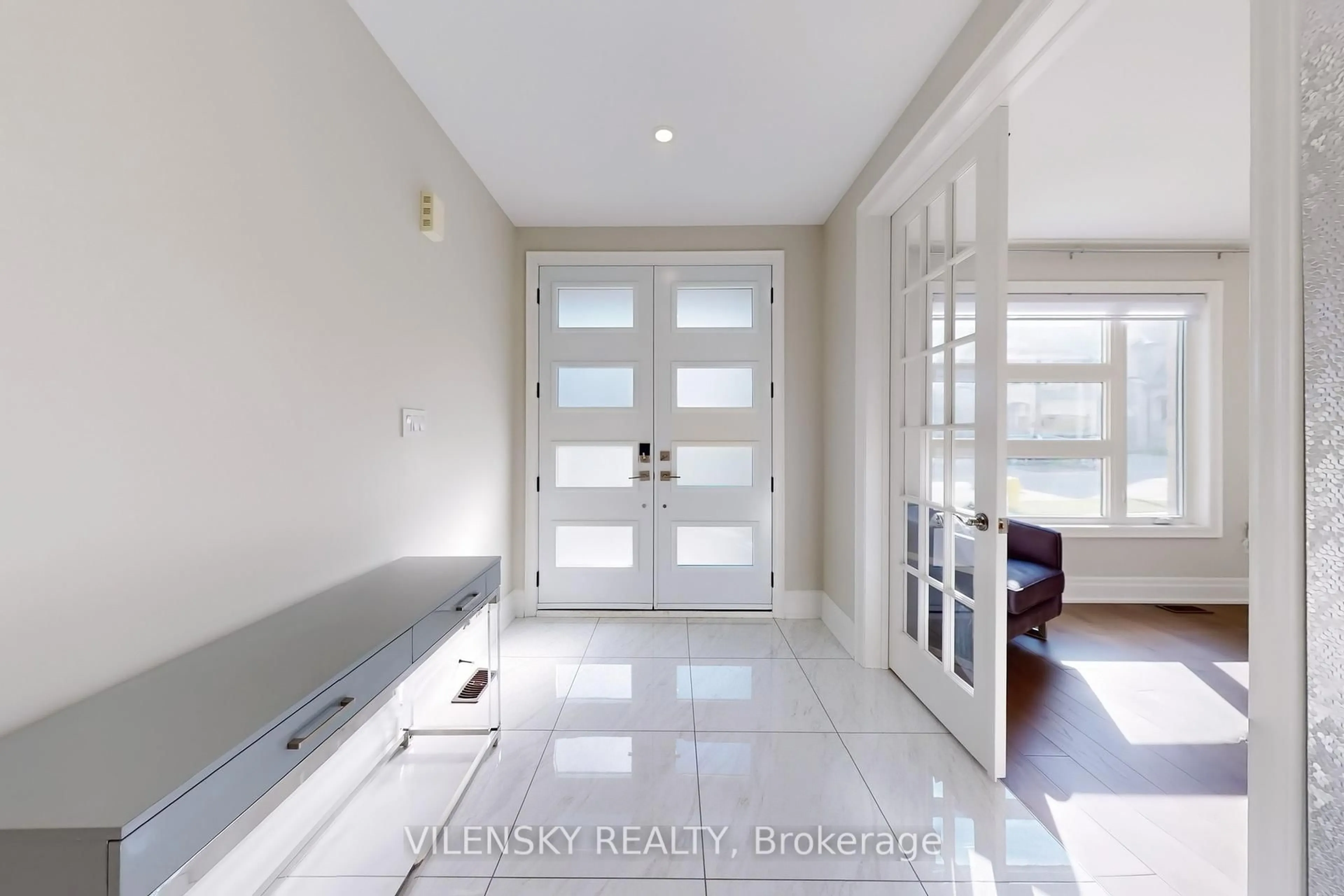 Indoor entryway for 37 Hurst Ave, Vaughan Ontario L6A 4Y5