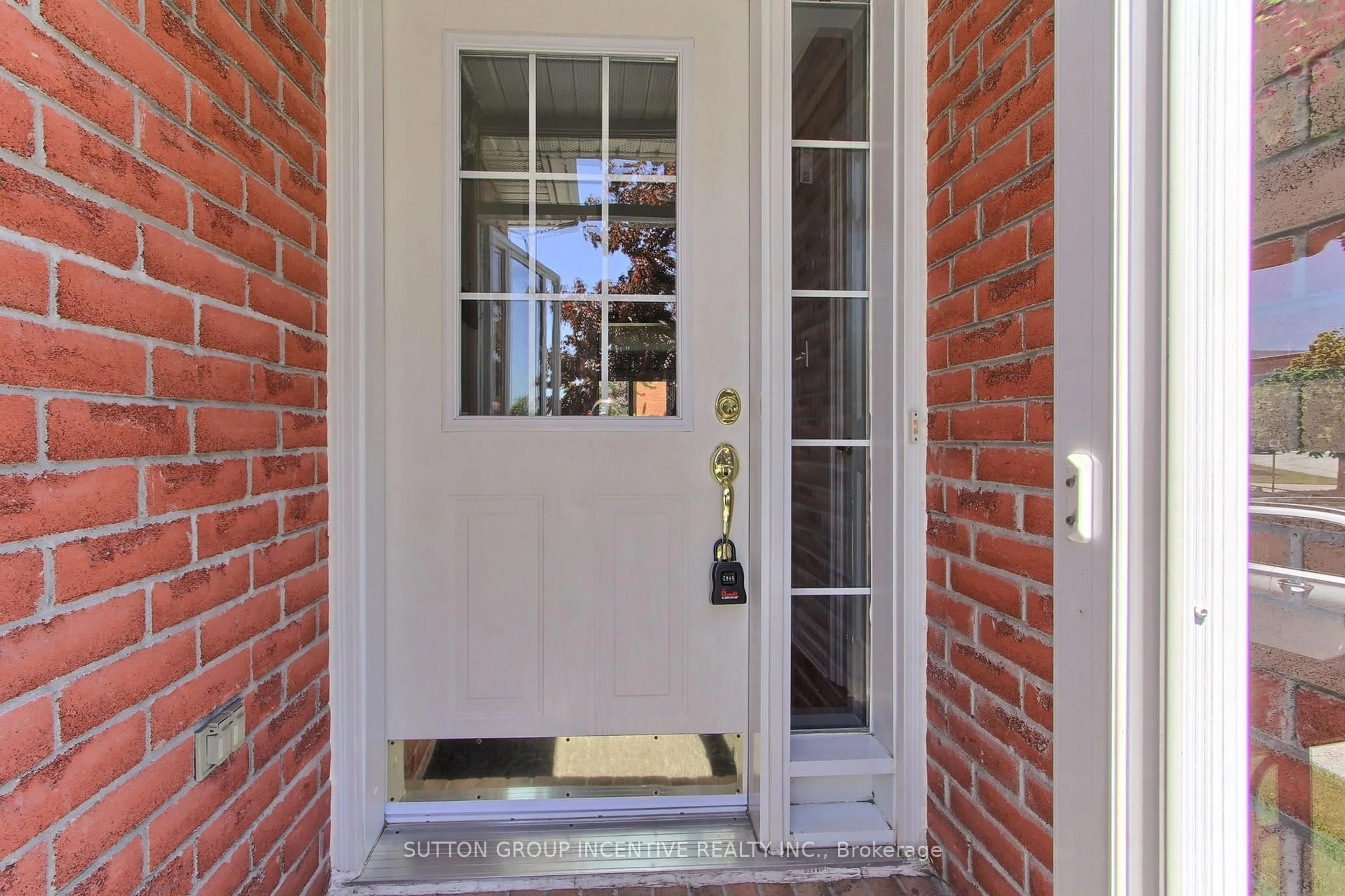 Indoor entryway for 162 Fairwood Dr, Georgina Ontario L4P 3Y3
