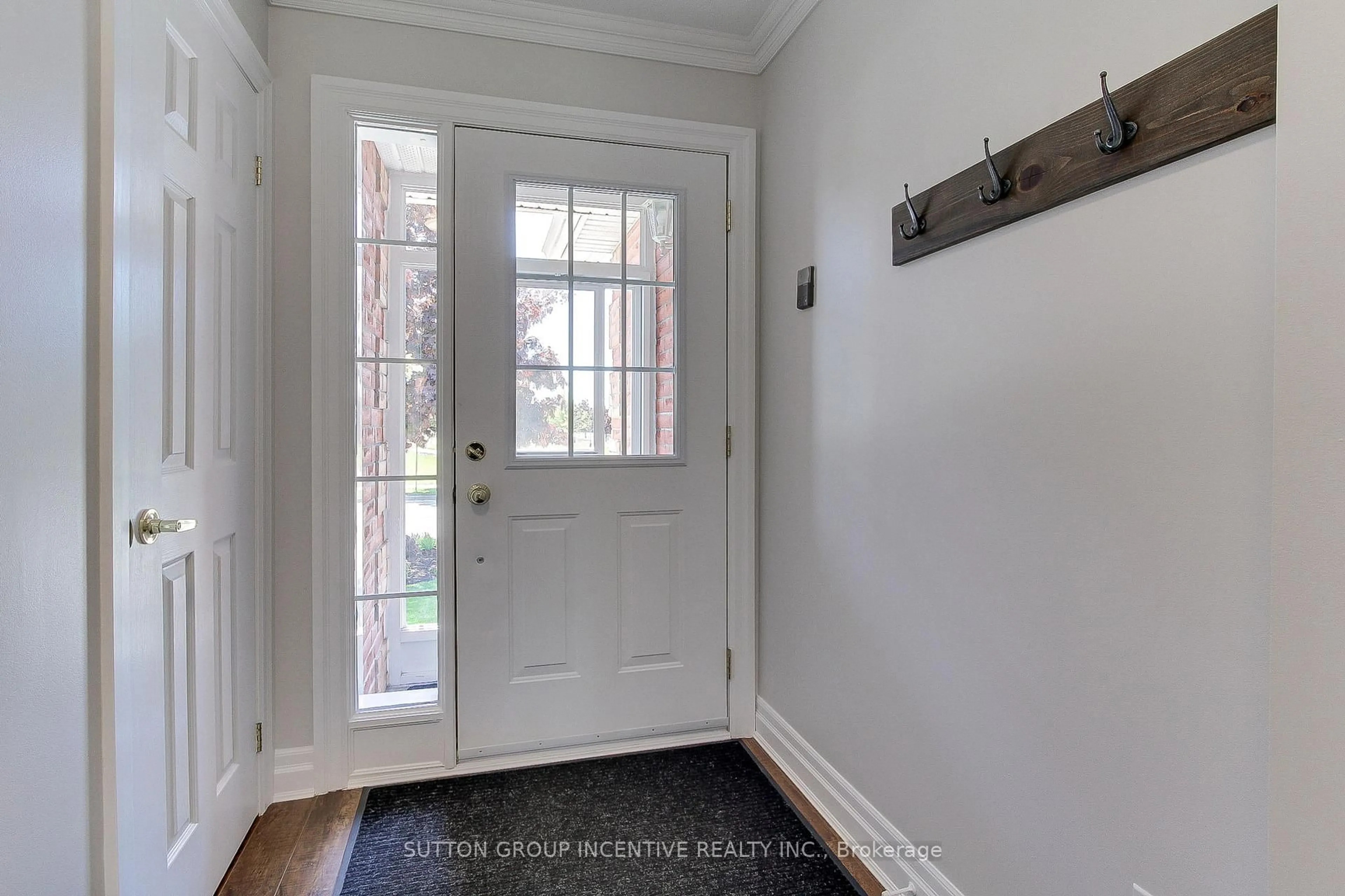Indoor entryway for 162 Fairwood Dr, Georgina Ontario L4P 3Y3