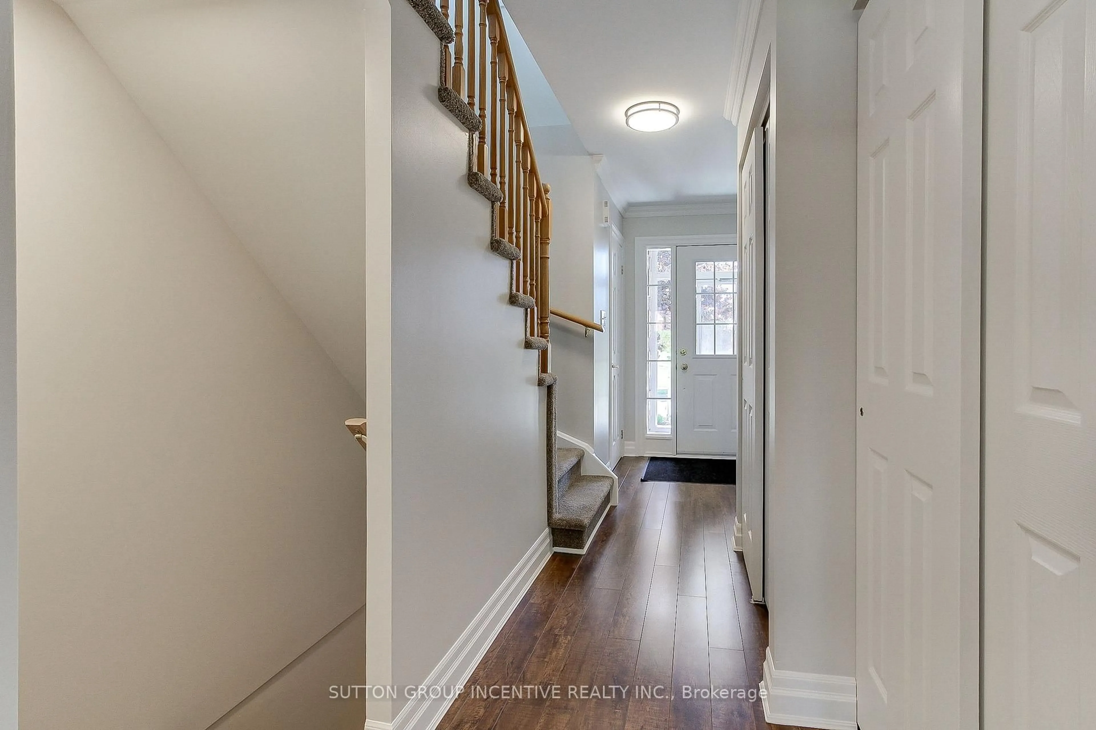 Indoor entryway for 162 Fairwood Dr, Georgina Ontario L4P 3Y3