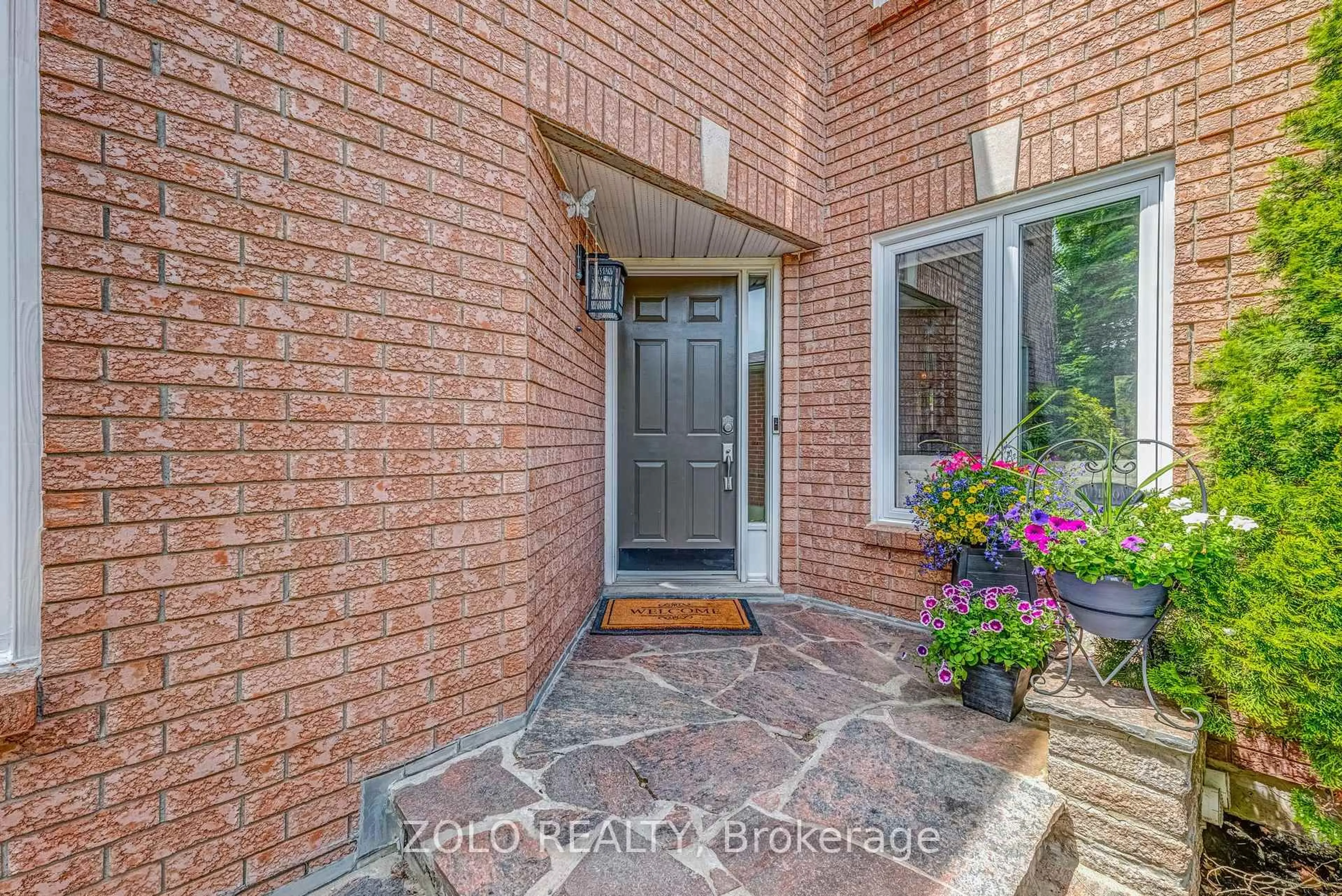 Indoor entryway for 353 Pickering Cres, Newmarket Ontario L3Y 8G7