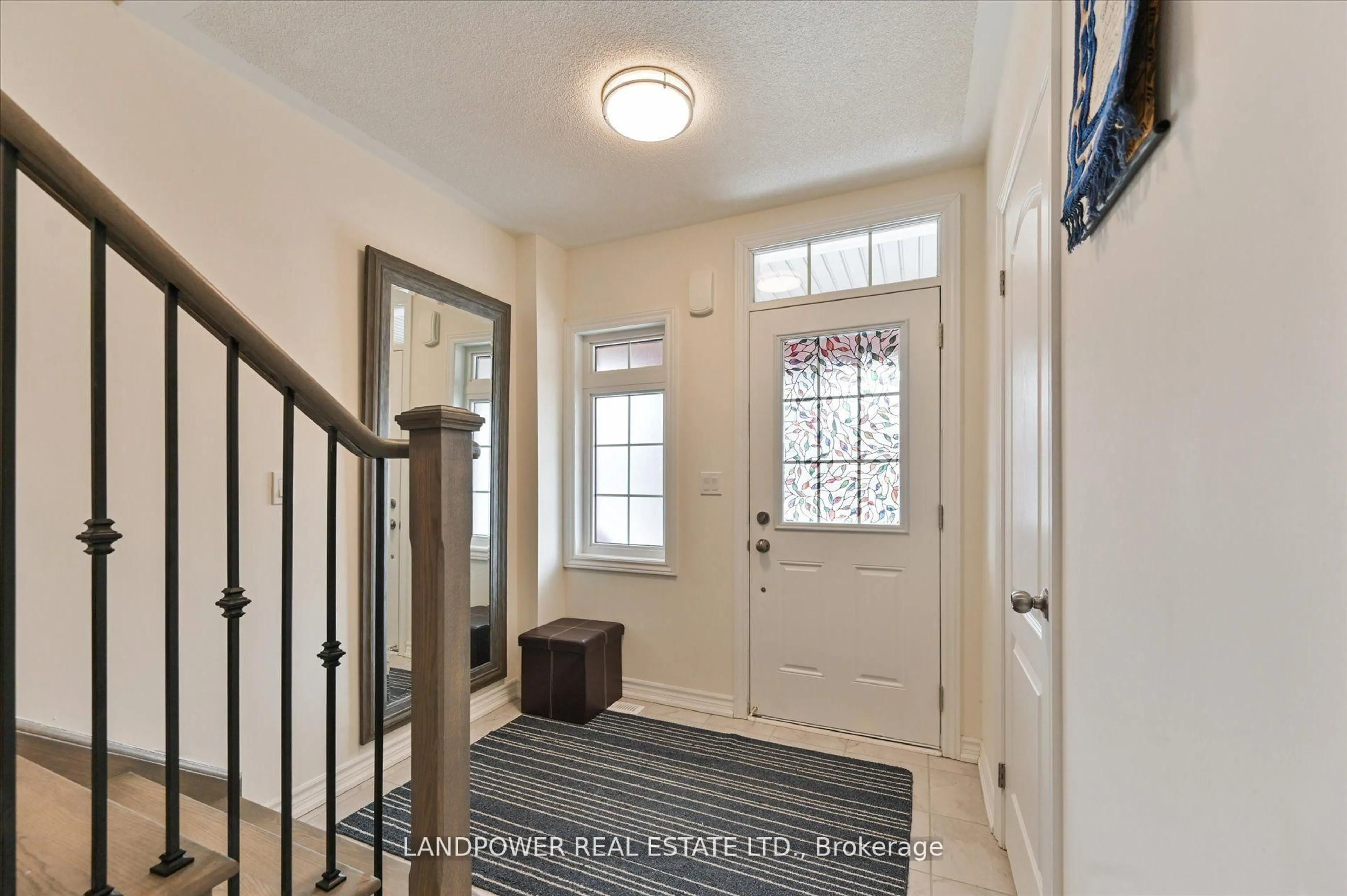Indoor entryway for 116 Cliff Thompson Crt, Georgina Ontario L0E 1R0