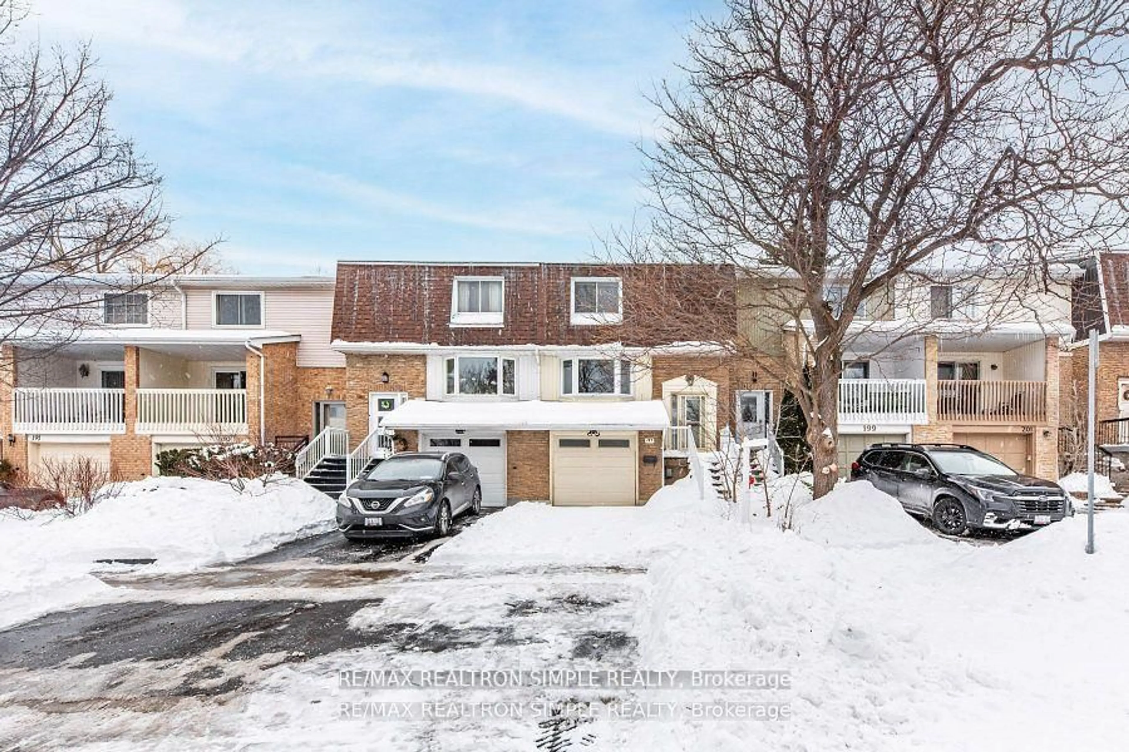 A pic from outside/outdoor area/front of a property/back of a property/a pic from drone, street for 197 Tamarack Dr, Markham Ontario L3T 4X3