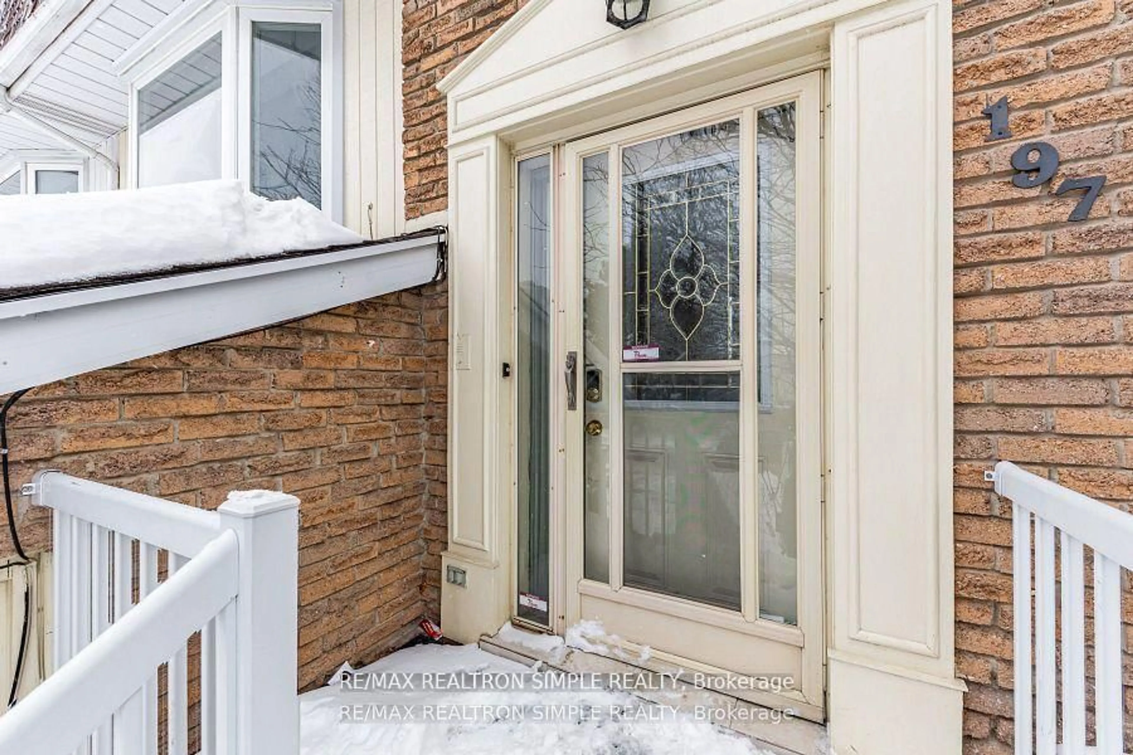 Indoor entryway for 197 Tamarack Dr, Markham Ontario L3T 4X3