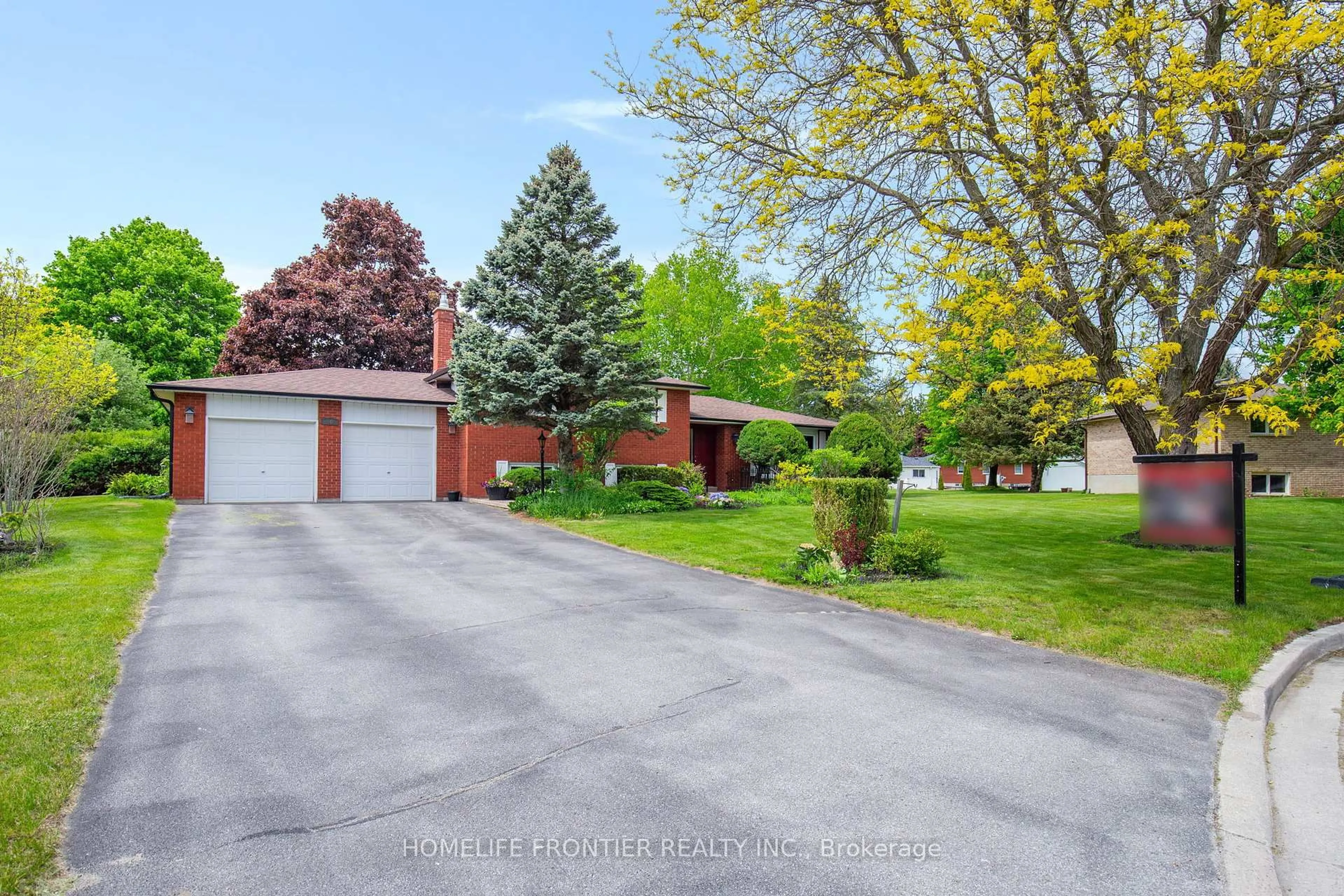 A pic from outside/outdoor area/front of a property/back of a property/a pic from drone, street for 40 Delta Cres, East Gwillimbury Ontario L9N 1G4