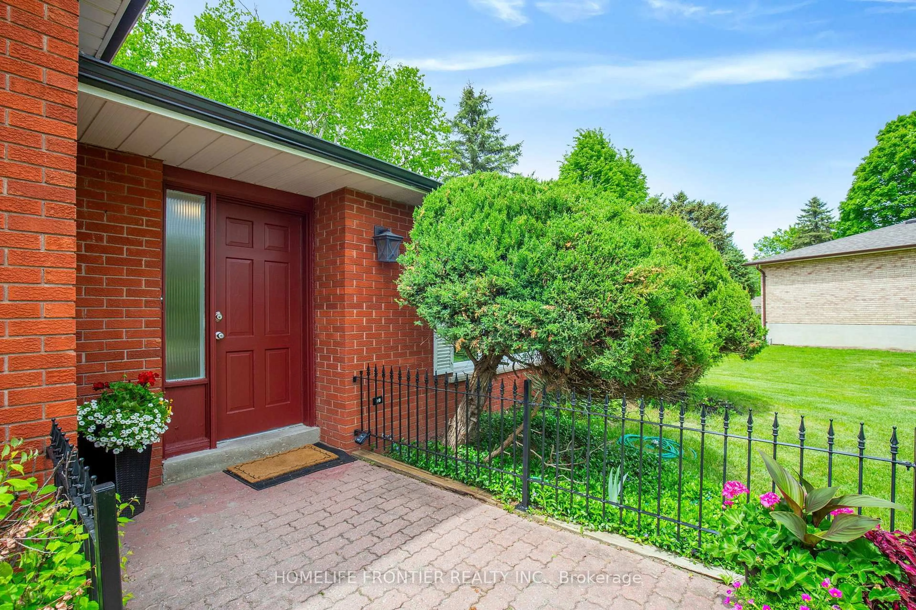 Home with brick exterior material, street for 40 Delta Cres, East Gwillimbury Ontario L9N 1G4