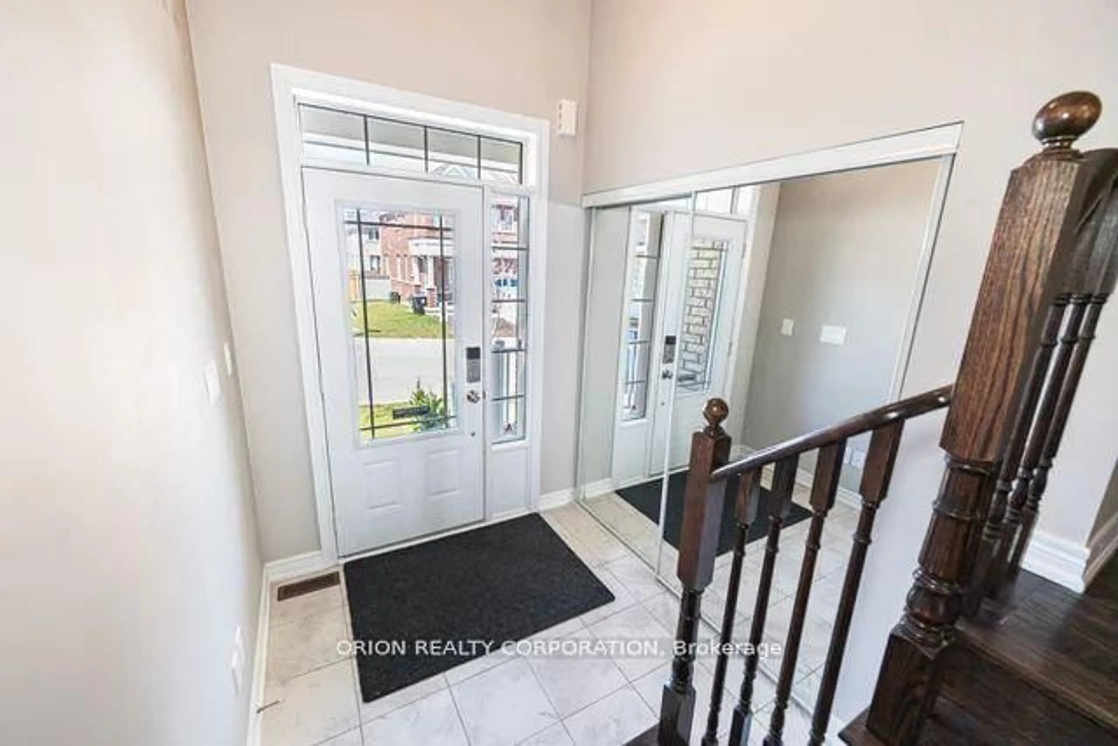 Indoor entryway for 53 Clifford Cres, New Tecumseth Ontario L0G 1W0