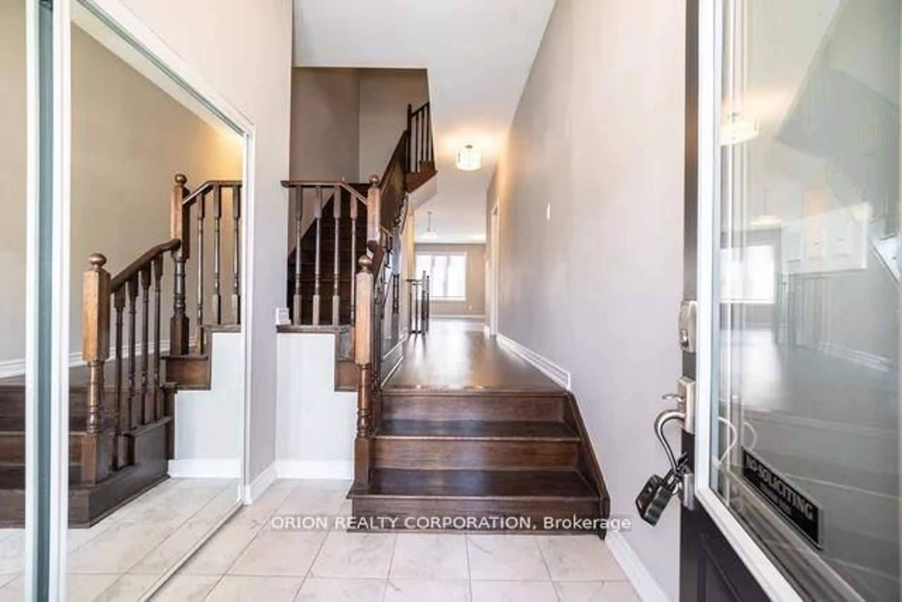 Indoor foyer for 53 Clifford Cres, New Tecumseth Ontario L0G 1W0