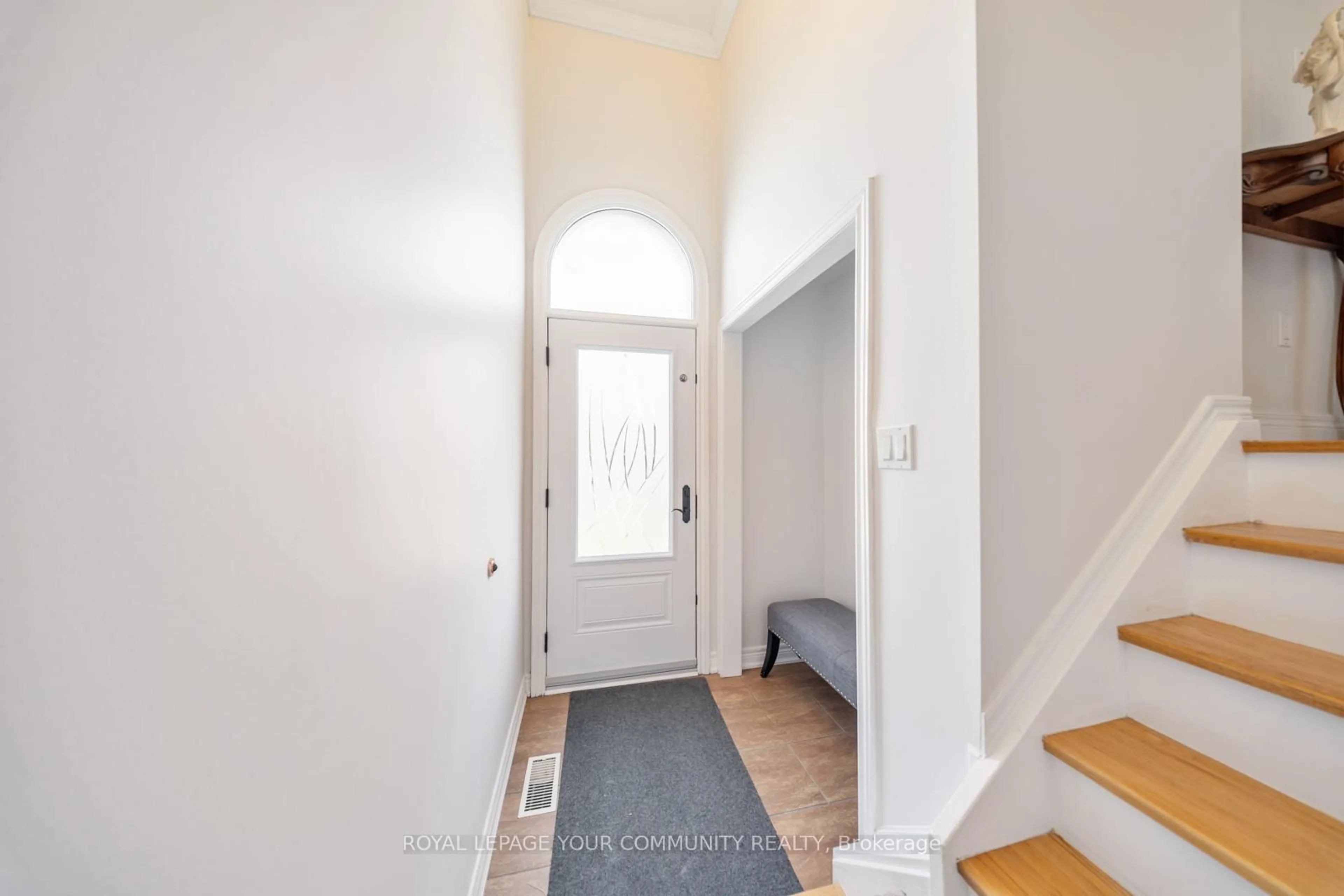 Indoor entryway for 72 Ashburn Cres, Vaughan Ontario L4L 1G9
