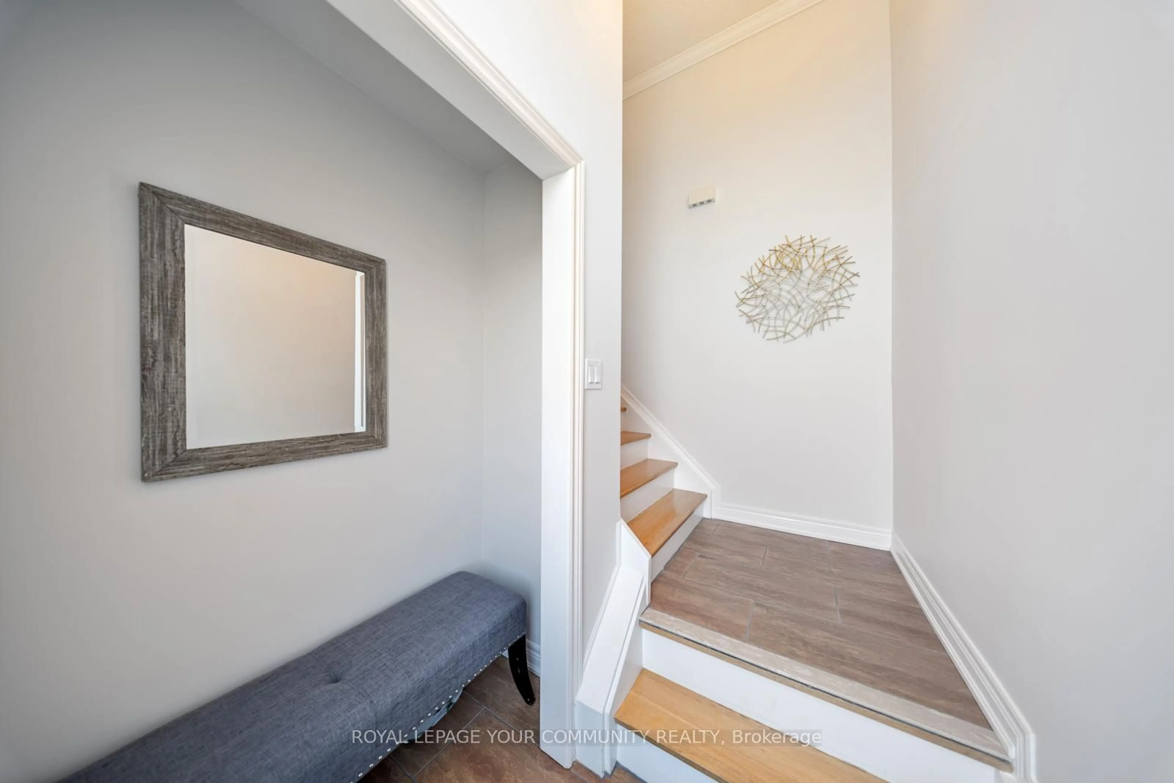 Indoor entryway for 72 Ashburn Cres, Vaughan Ontario L4L 1G9