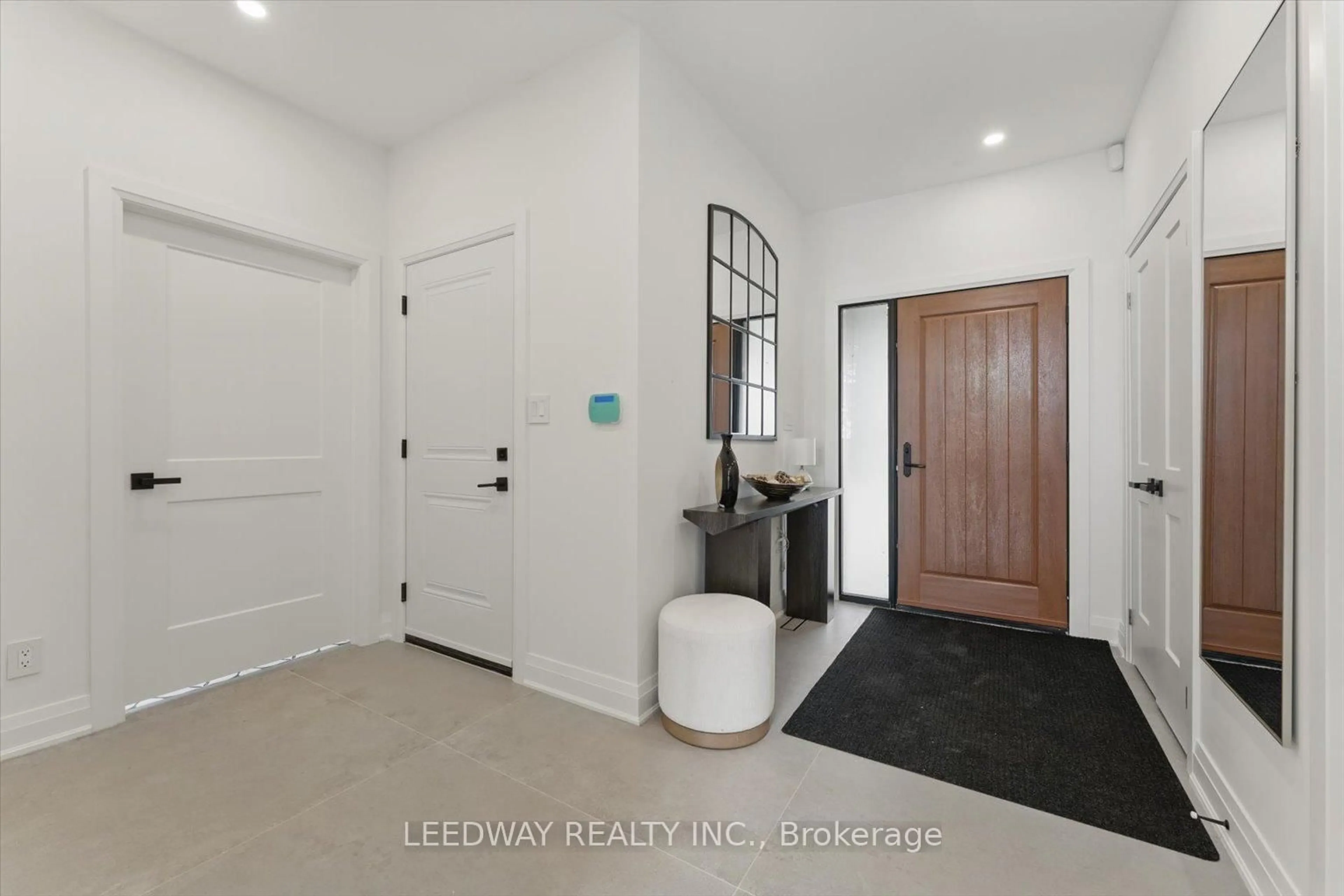 Indoor entryway for 24410 Thorah Park Blvd, Brock Ontario L0K 1A0