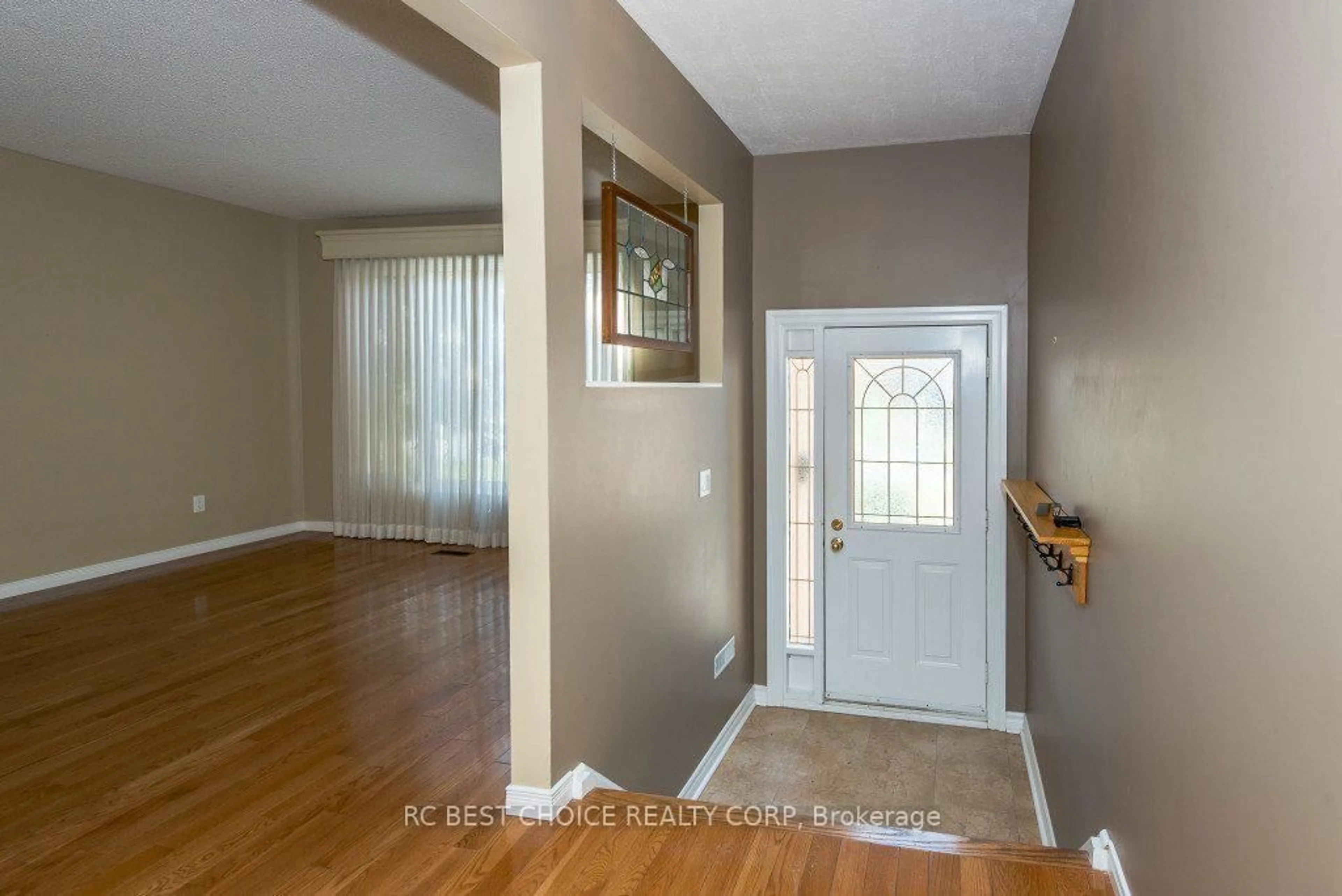 Indoor entryway for 11 Emily Carr St, Markham Ontario L3R 2K3