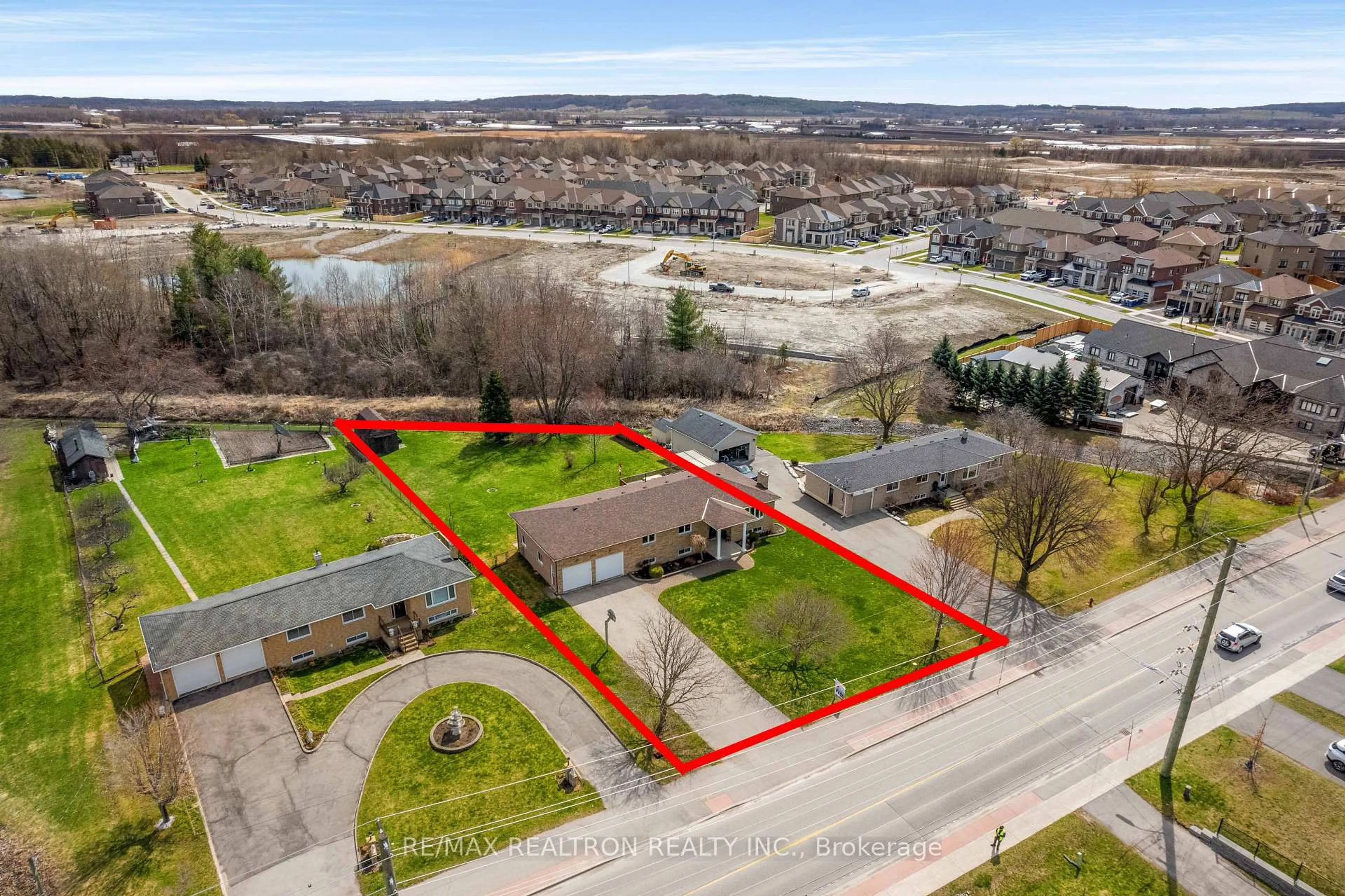 A pic from outside/outdoor area/front of a property/back of a property/a pic from drone, unknown for 593 Simcoe Rd, Bradford West Gwillimbury Ontario L3Z 4B4