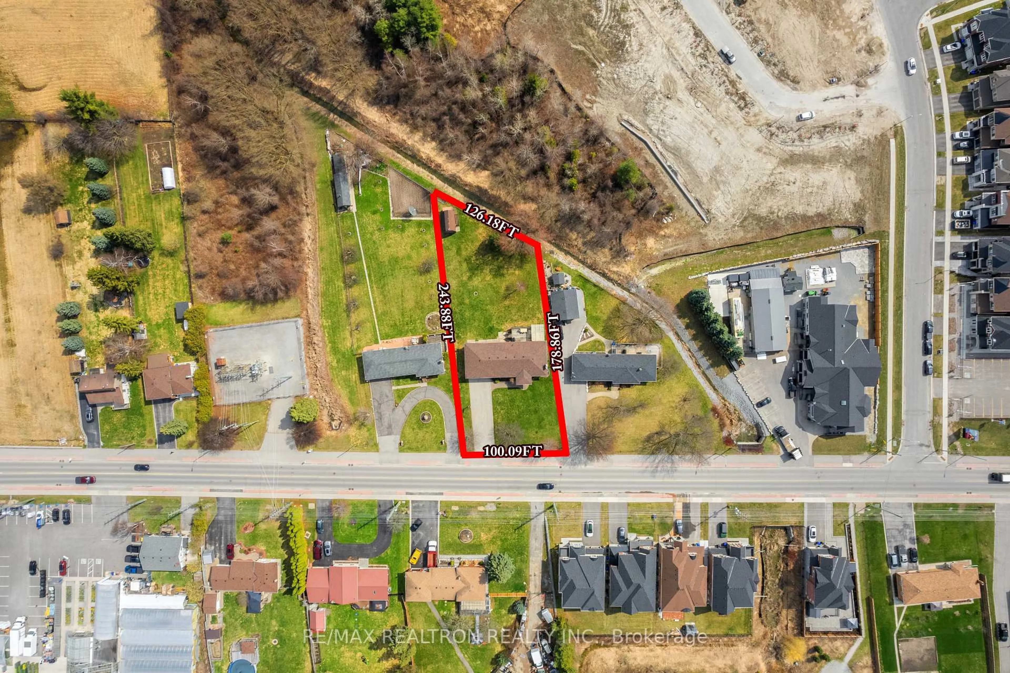 A pic from outside/outdoor area/front of a property/back of a property/a pic from drone, street for 593 Simcoe Rd, Bradford West Gwillimbury Ontario L3Z 4B4
