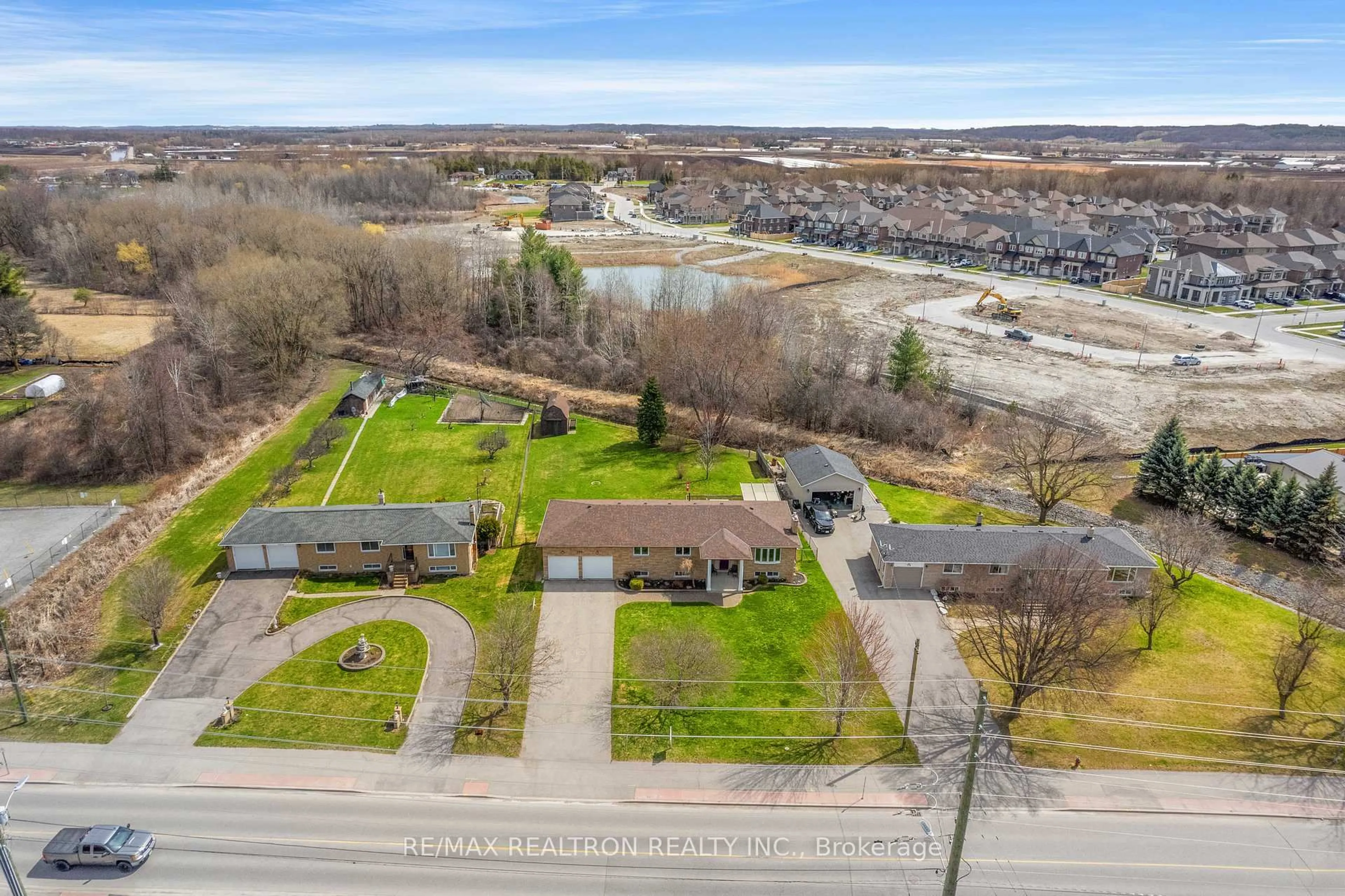 A pic from outside/outdoor area/front of a property/back of a property/a pic from drone, water/lake/river/ocean view for 593 Simcoe Rd, Bradford West Gwillimbury Ontario L3Z 4B4