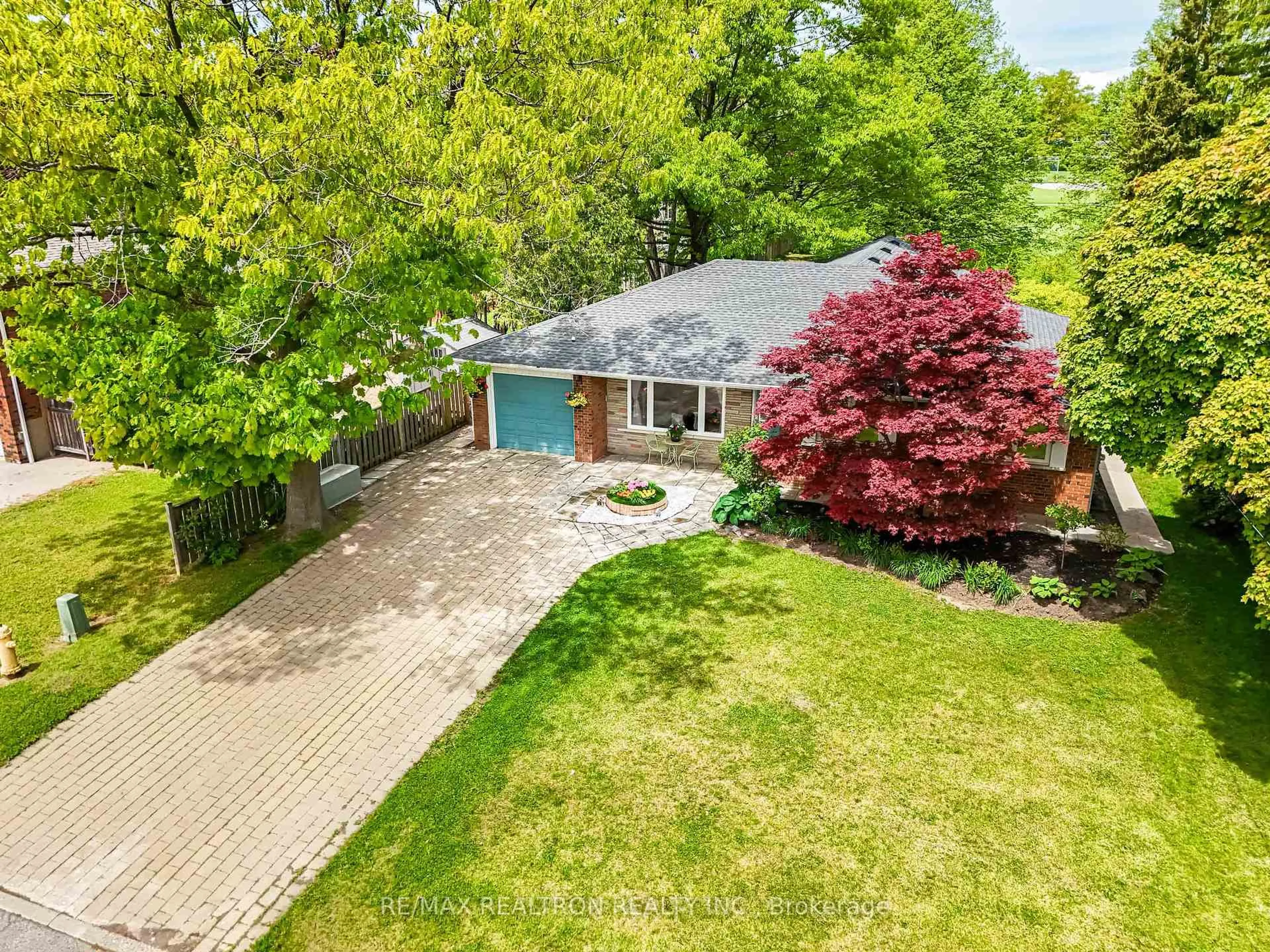 A pic from outside/outdoor area/front of a property/back of a property/a pic from drone, street for 15 Lincoln Green Dr, Markham Ontario L3P 1R6