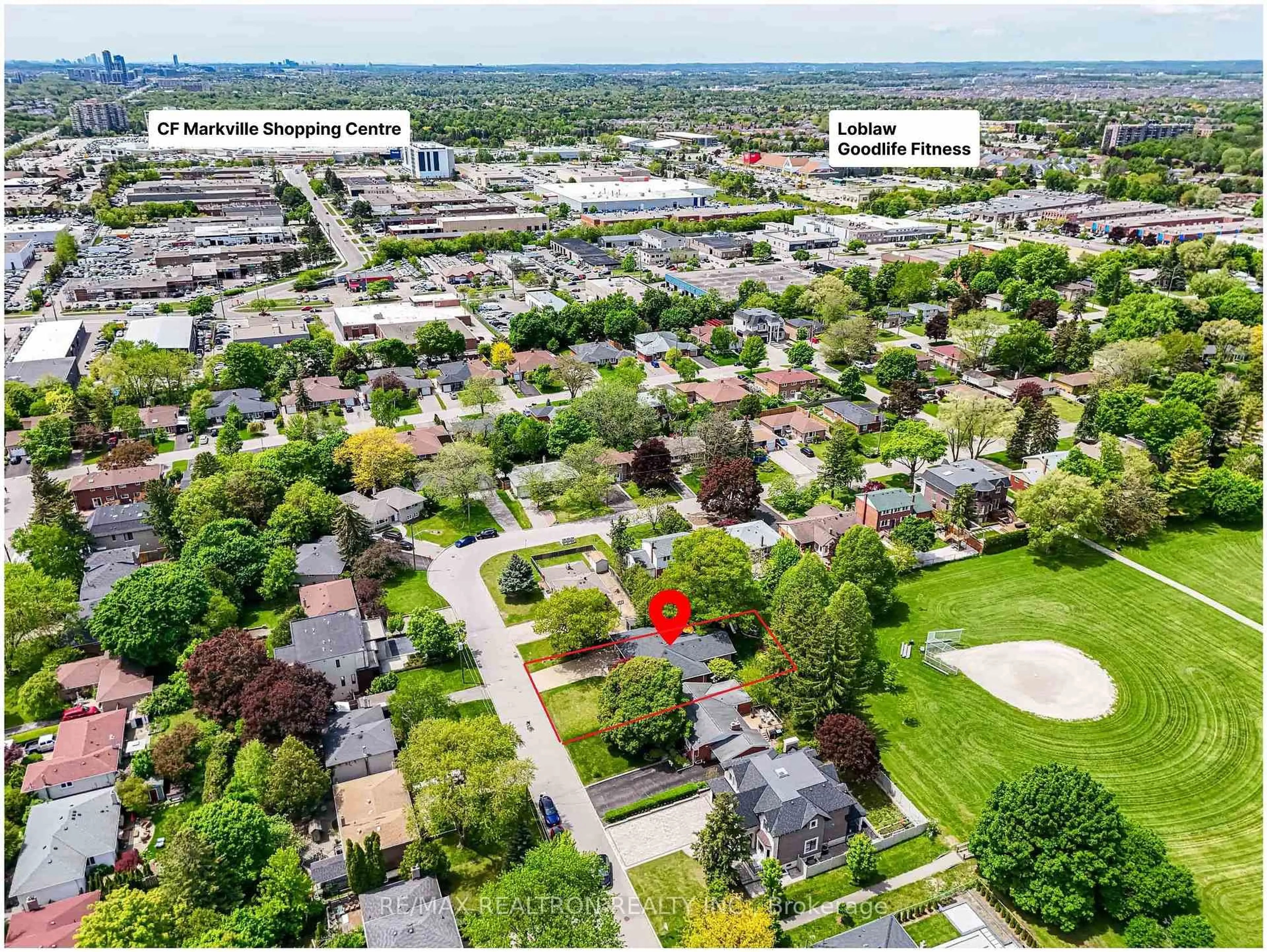 A pic from outside/outdoor area/front of a property/back of a property/a pic from drone, street for 15 Lincoln Green Dr, Markham Ontario L3P 1R6