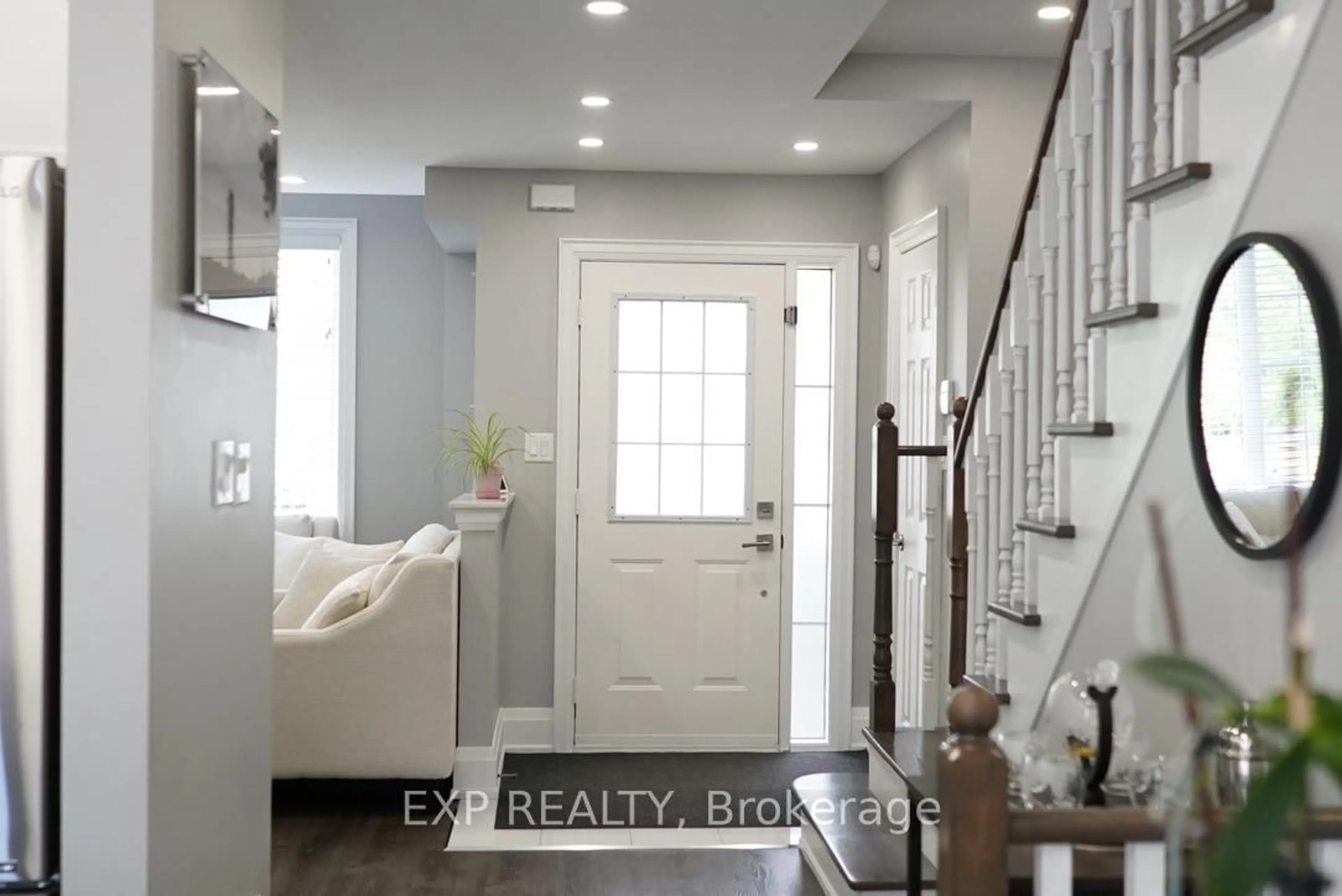 Indoor entryway for 61 Sonoma Blvd, Vaughan Ontario L4H 1M5