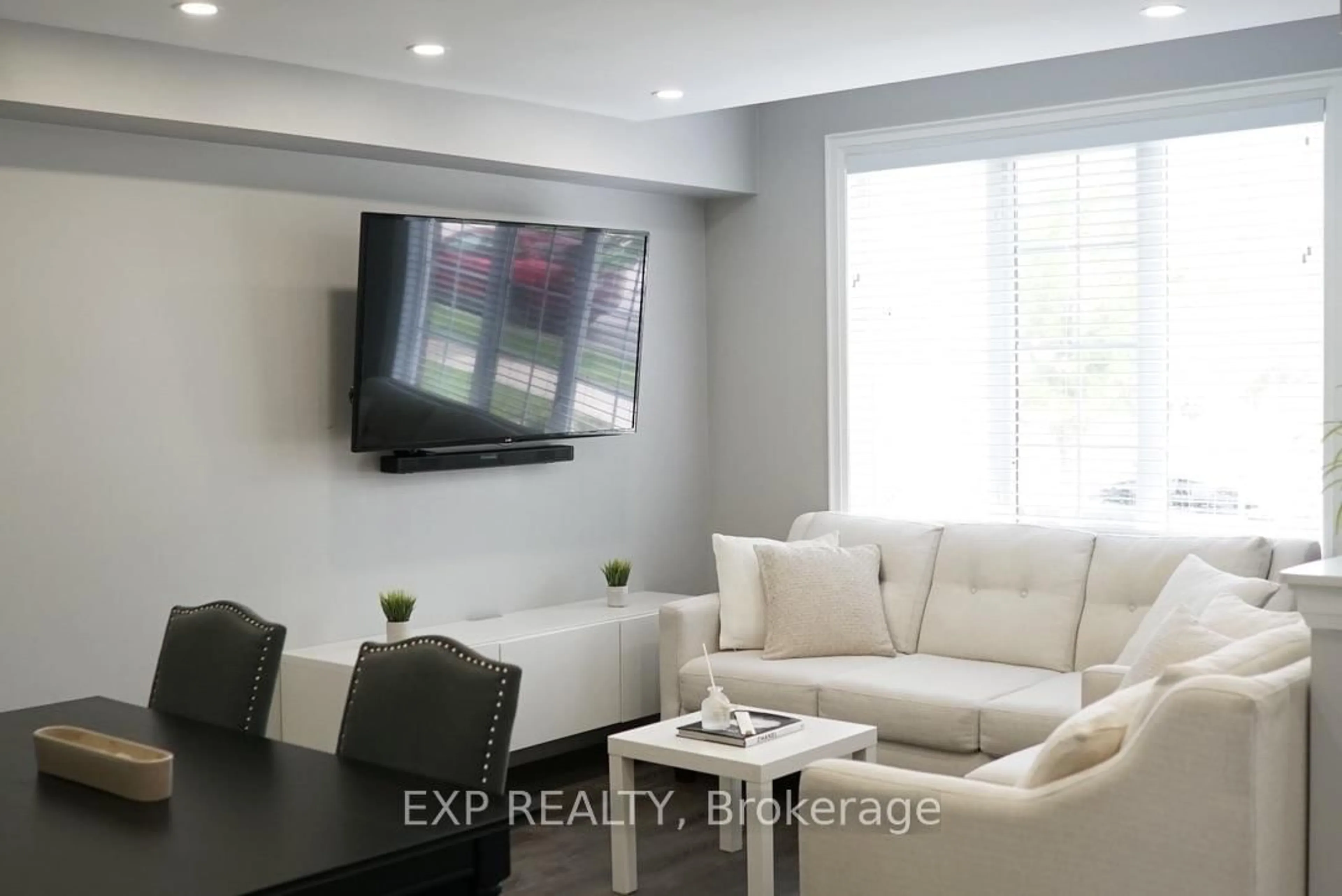 Living room with furniture, unknown for 61 Sonoma Blvd, Vaughan Ontario L4H 1M5