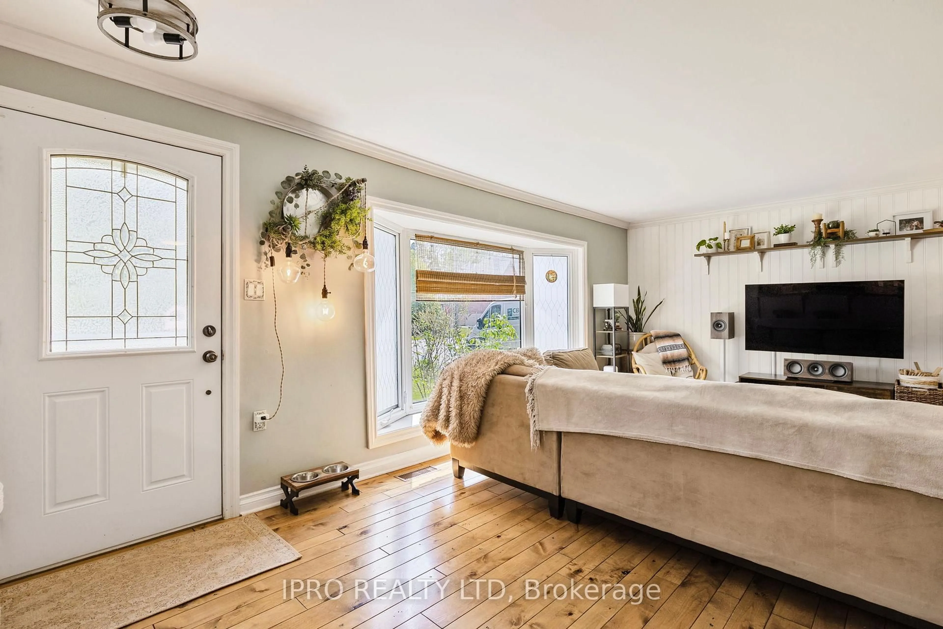 Indoor entryway for 36 Oak Ave, East Gwillimbury Ontario L9N 1A2
