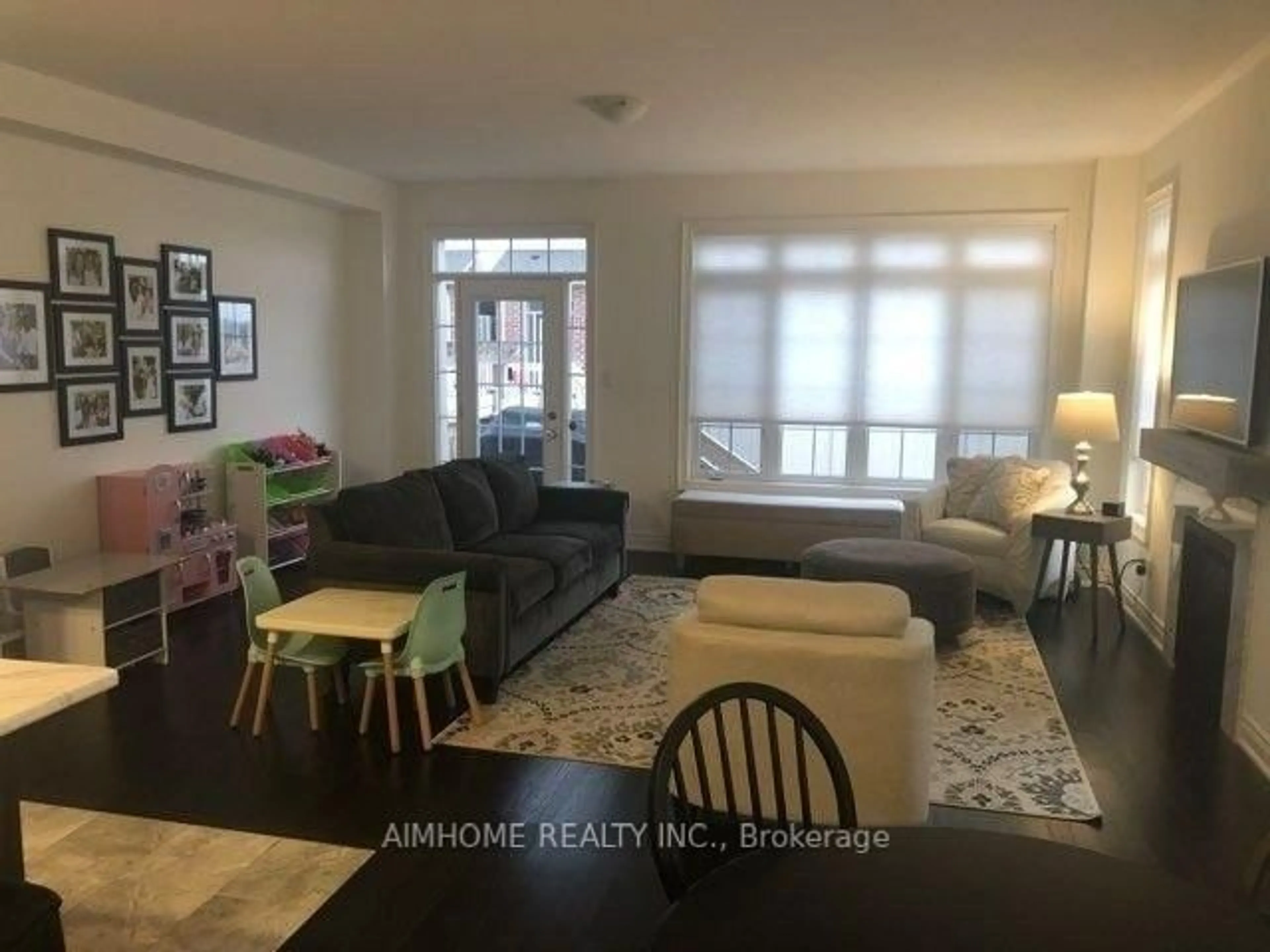 Living room with furniture, unknown for 1 Briarfield Ave, East Gwillimbury Ontario L9N 0P5