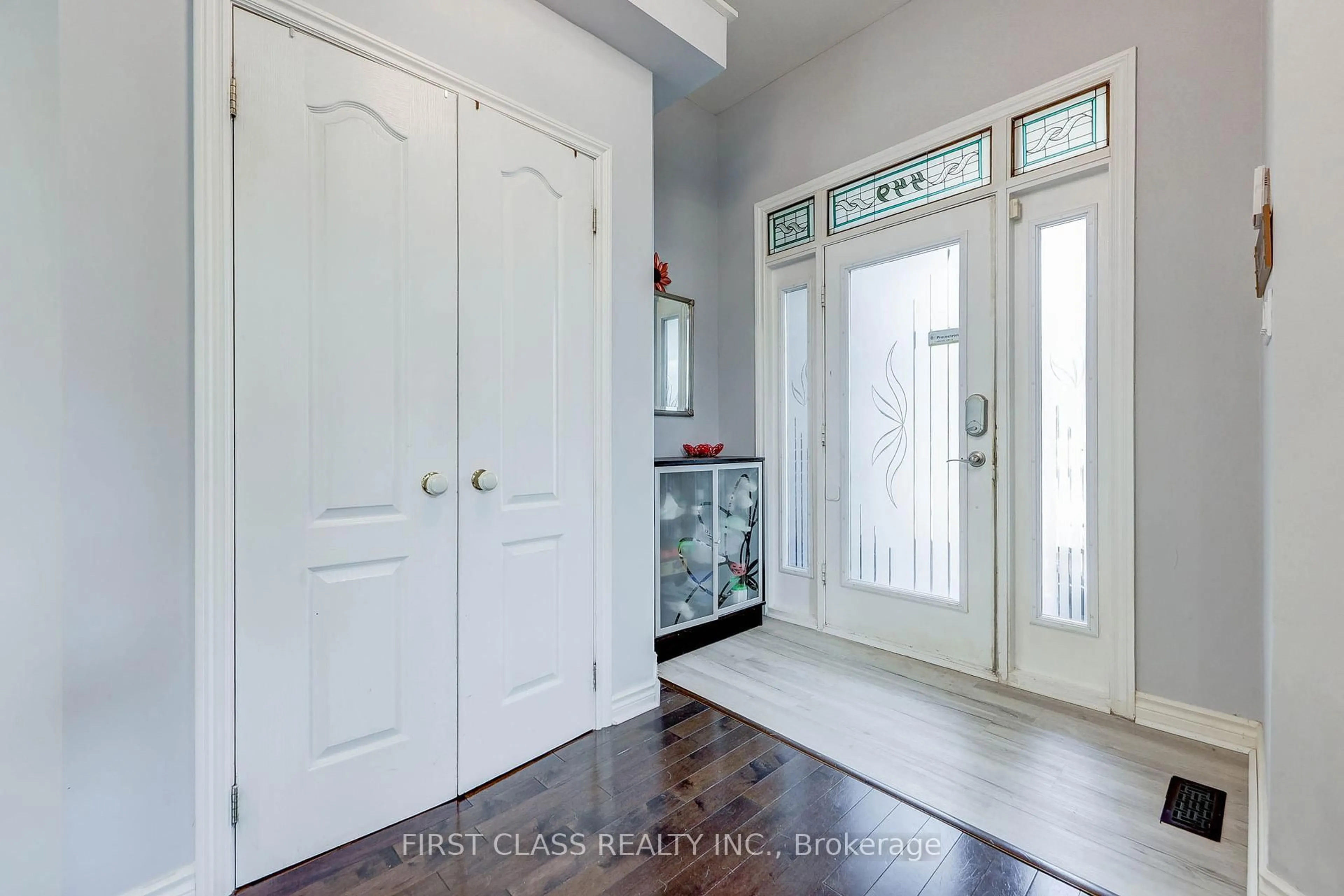Indoor entryway for 449 Alex Doner Dr, Newmarket Ontario L3X 1C3