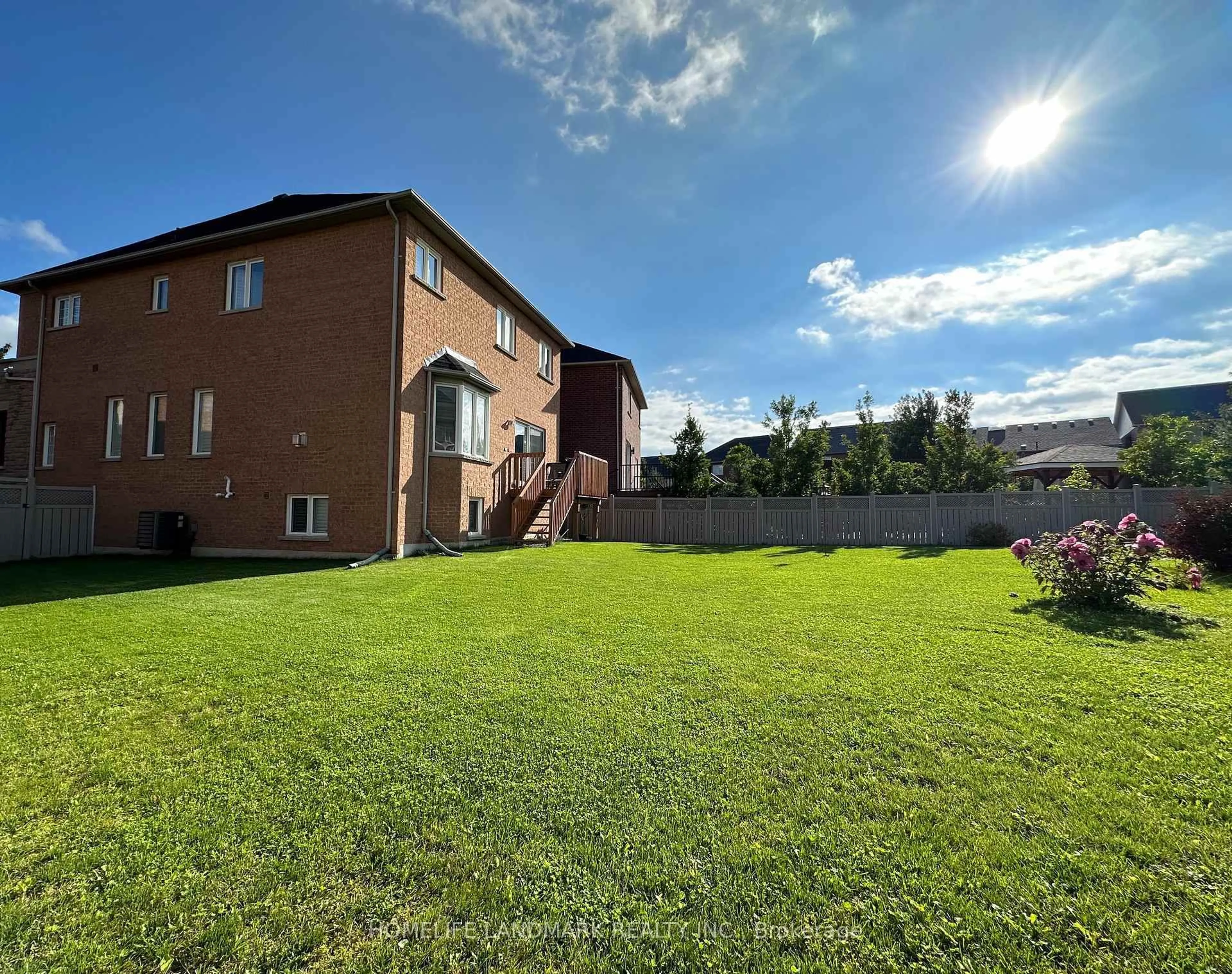 A pic from outside/outdoor area/front of a property/back of a property/a pic from drone, unknown for 58 Gannett Dr, Richmond Hill Ontario L4E 0G2