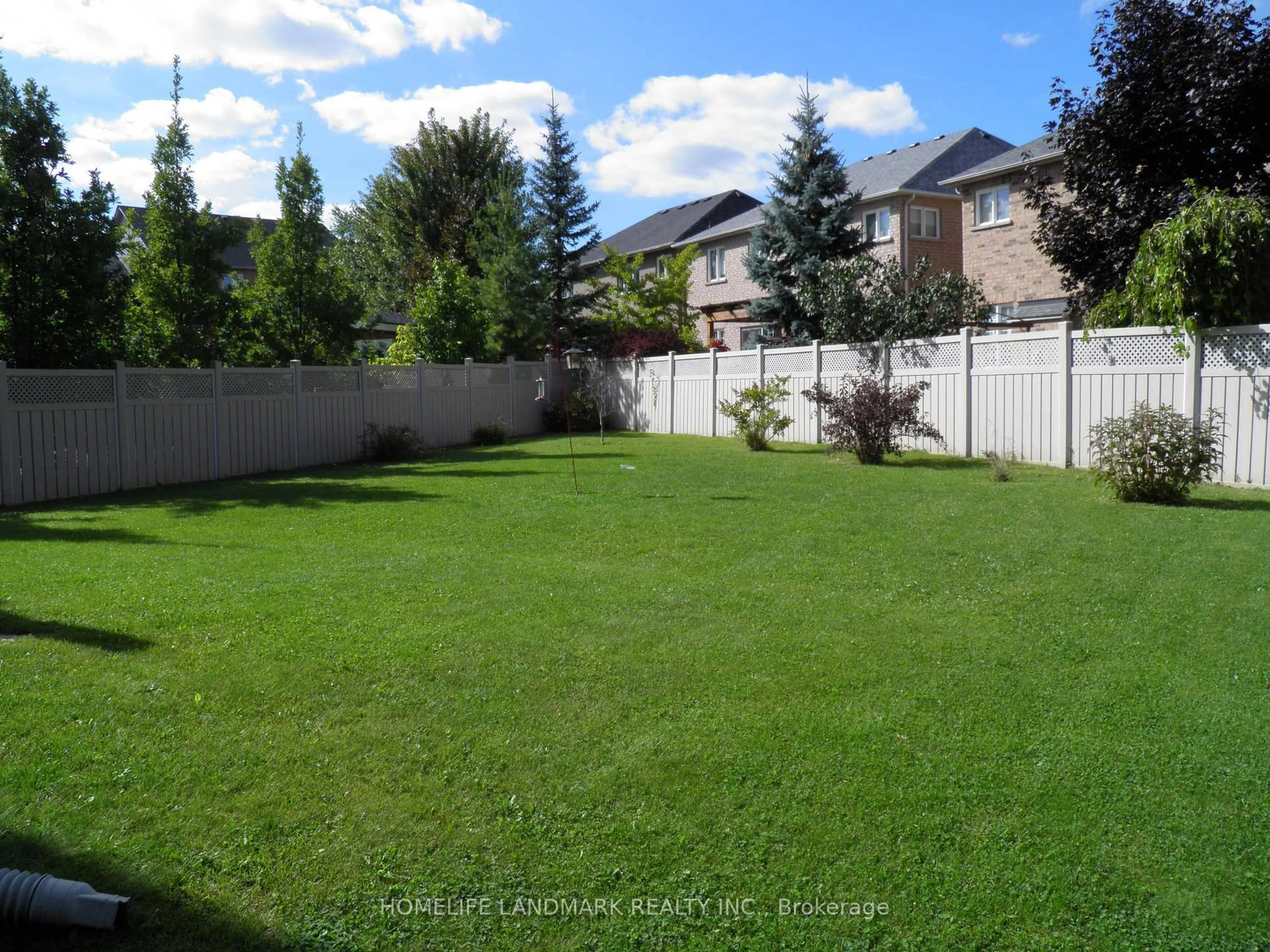 A pic from outside/outdoor area/front of a property/back of a property/a pic from drone, street for 58 Gannett Dr, Richmond Hill Ontario L4E 0G2