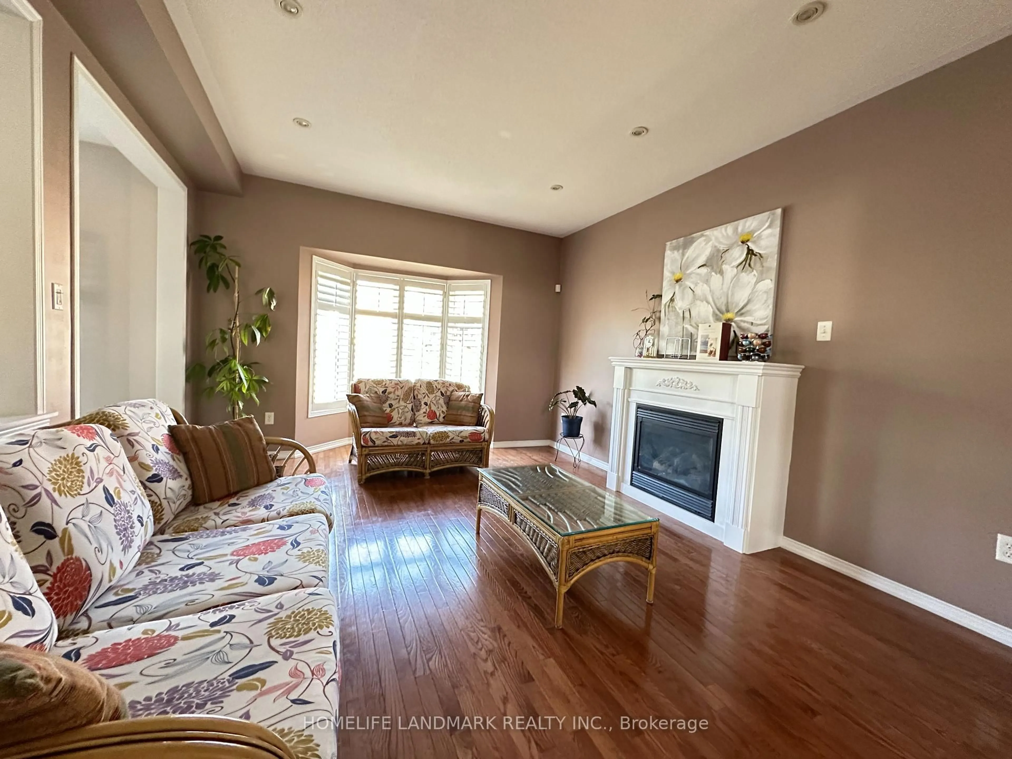Living room with furniture, wood/laminate floor for 58 Gannett Dr, Richmond Hill Ontario L4E 0G2