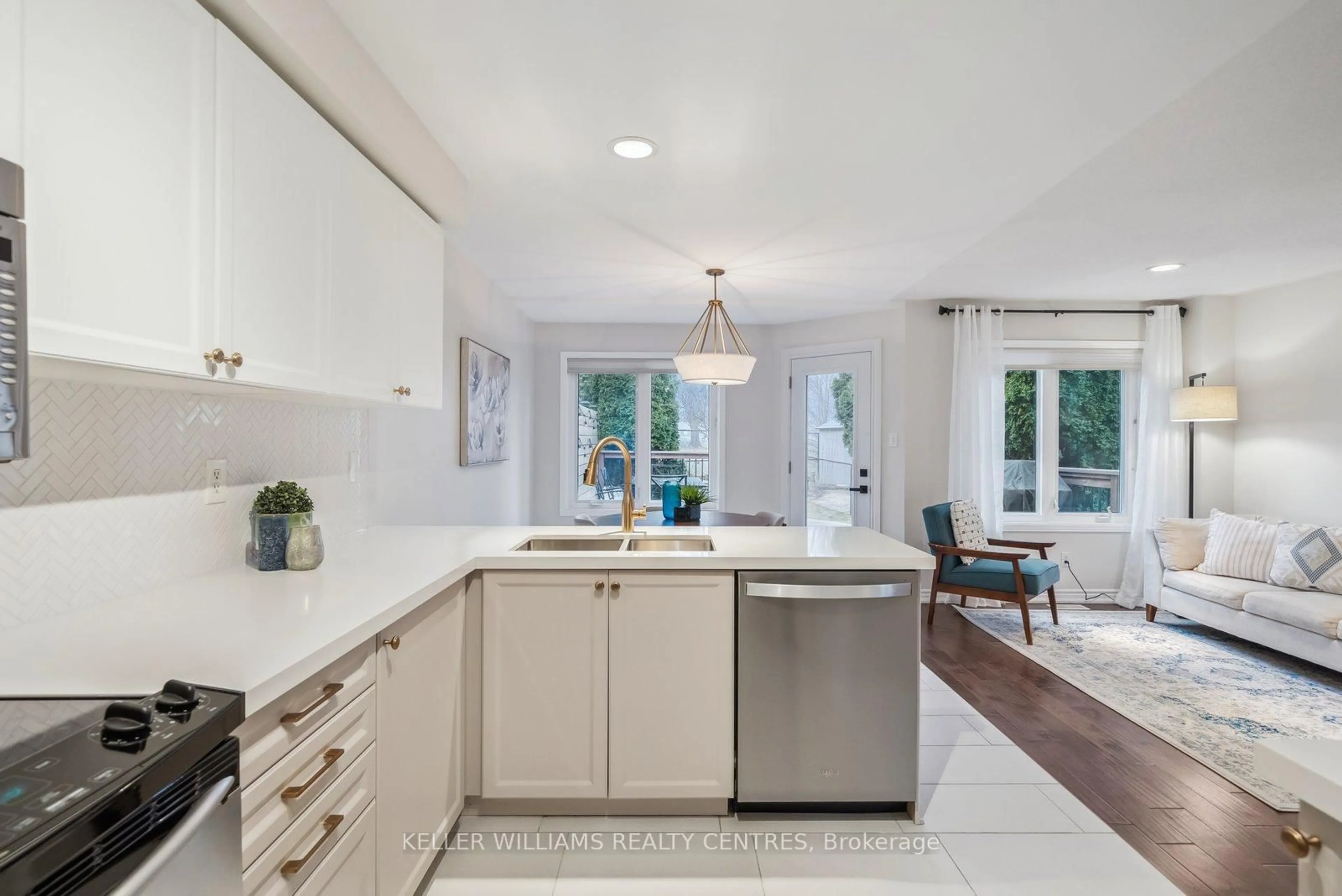 Open concept kitchen, ceramic/tile floor for 126 Primeau Dr, Aurora Ontario L4G 6Z4