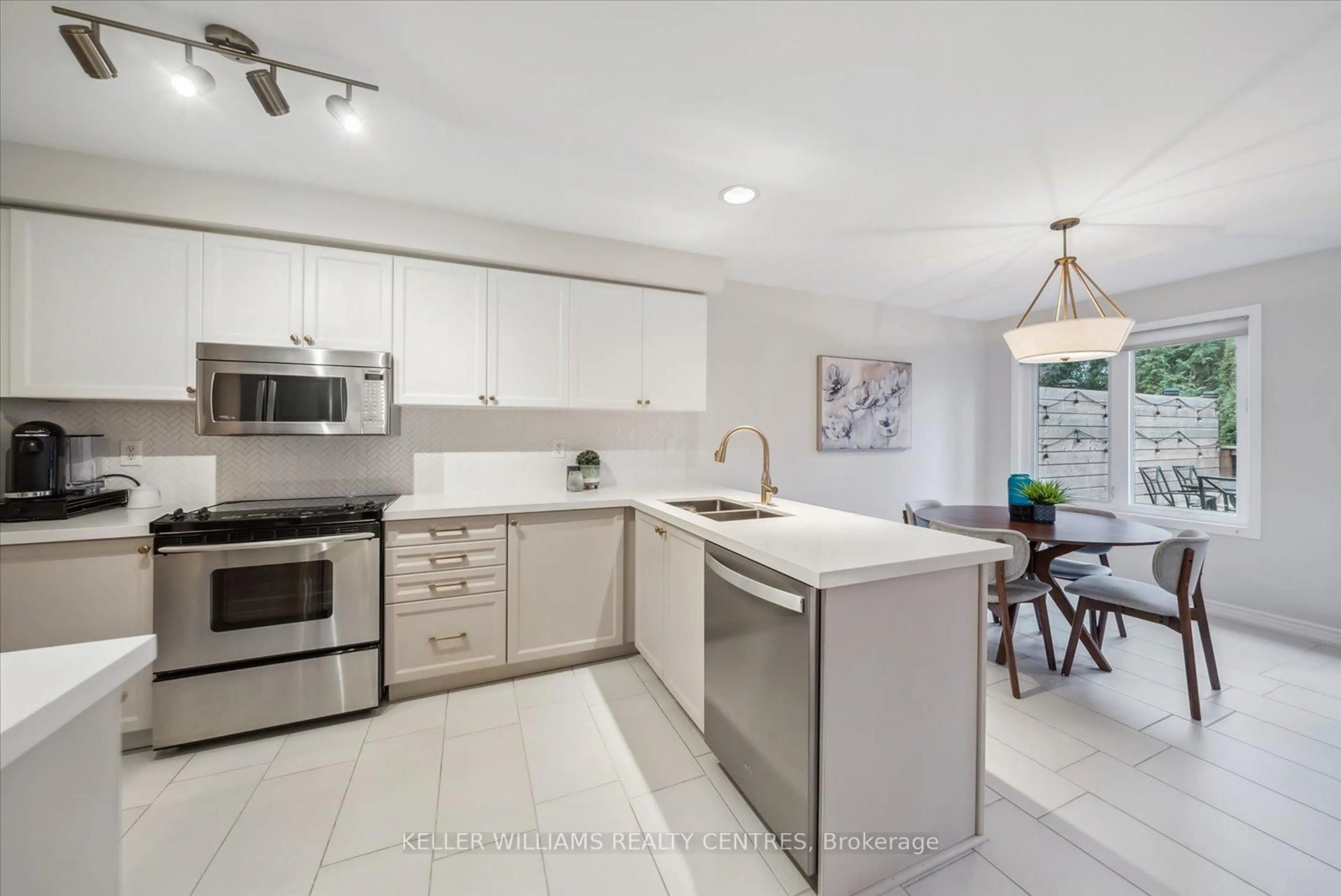 Open concept kitchen, ceramic/tile floor for 126 Primeau Dr, Aurora Ontario L4G 6Z4