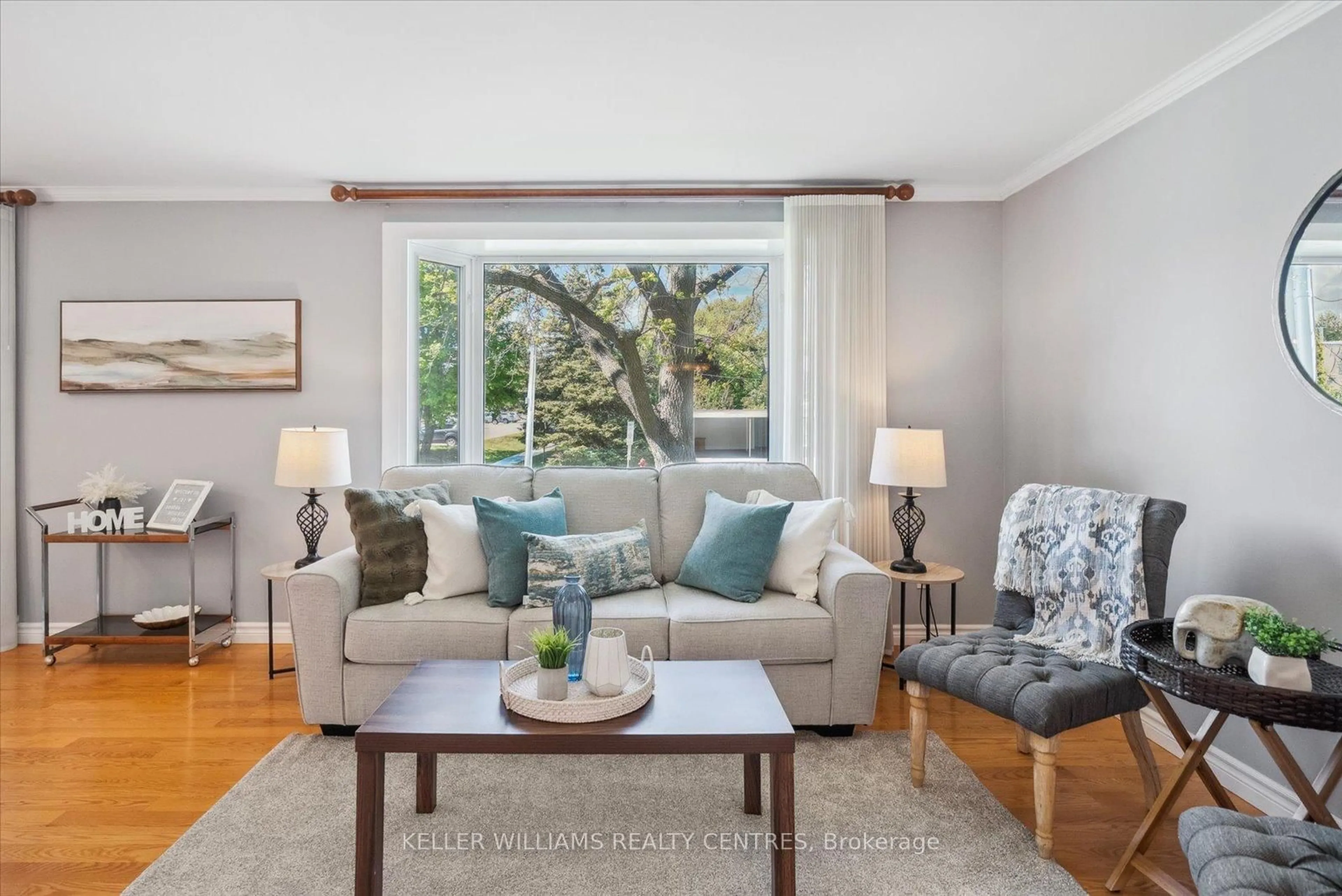 Living room with furniture, wood/laminate floor for 107 Aurora Heights Dr, Aurora Ontario L4G 2X1