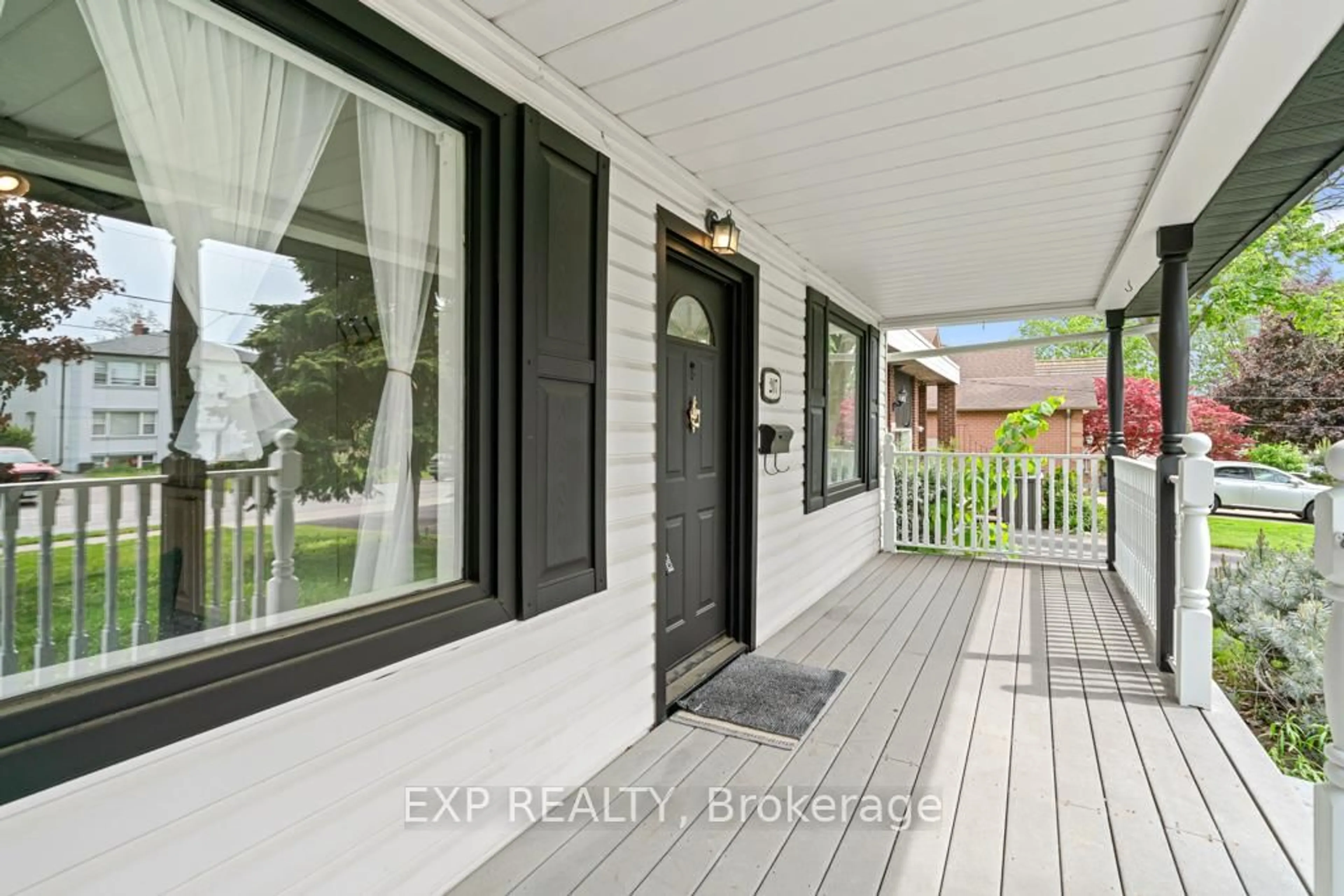 Indoor entryway for 207 Church St, Richmond Hill Ontario L4C 1W7