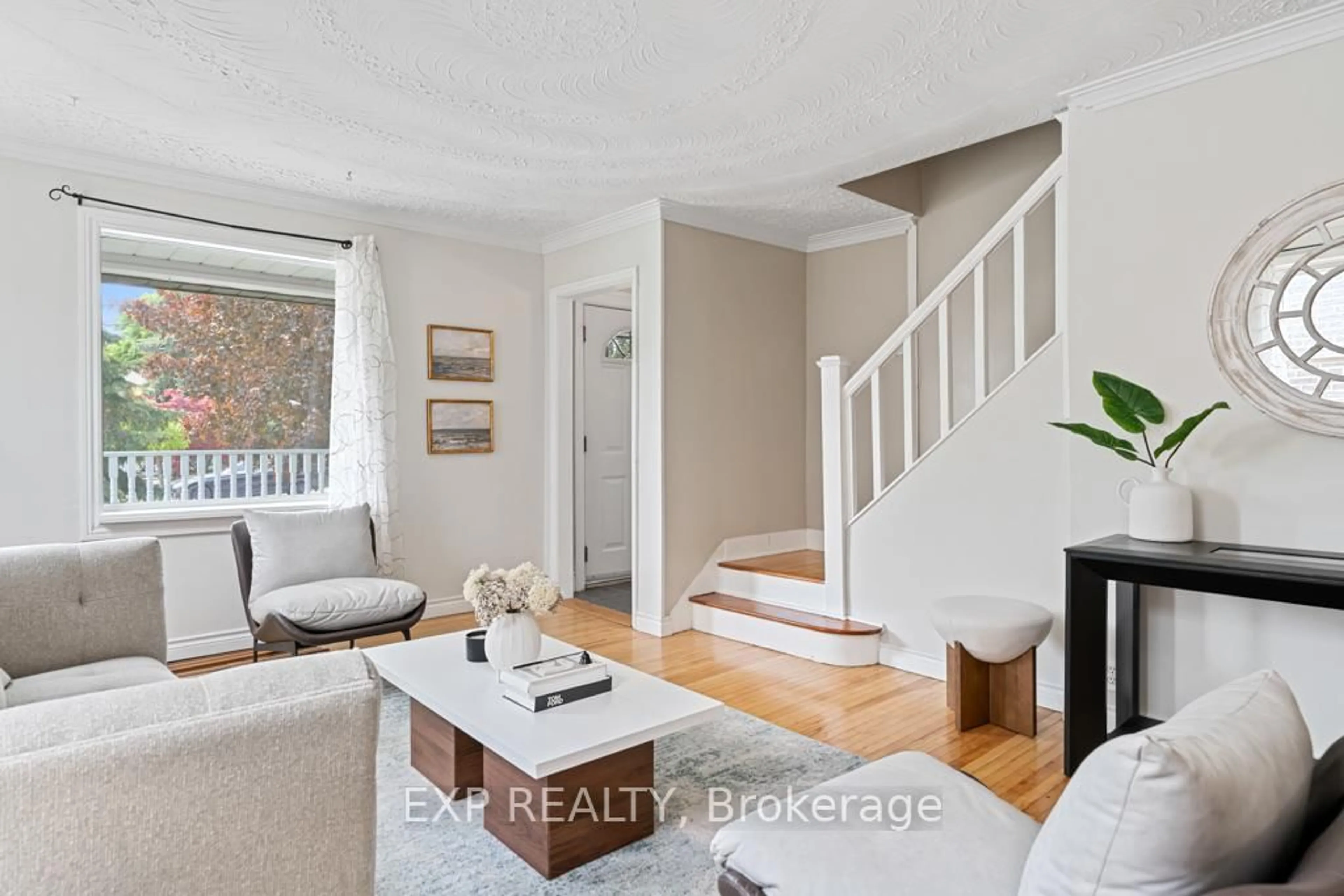 Living room with furniture, unknown for 207 Church St, Richmond Hill Ontario L4C 1W7