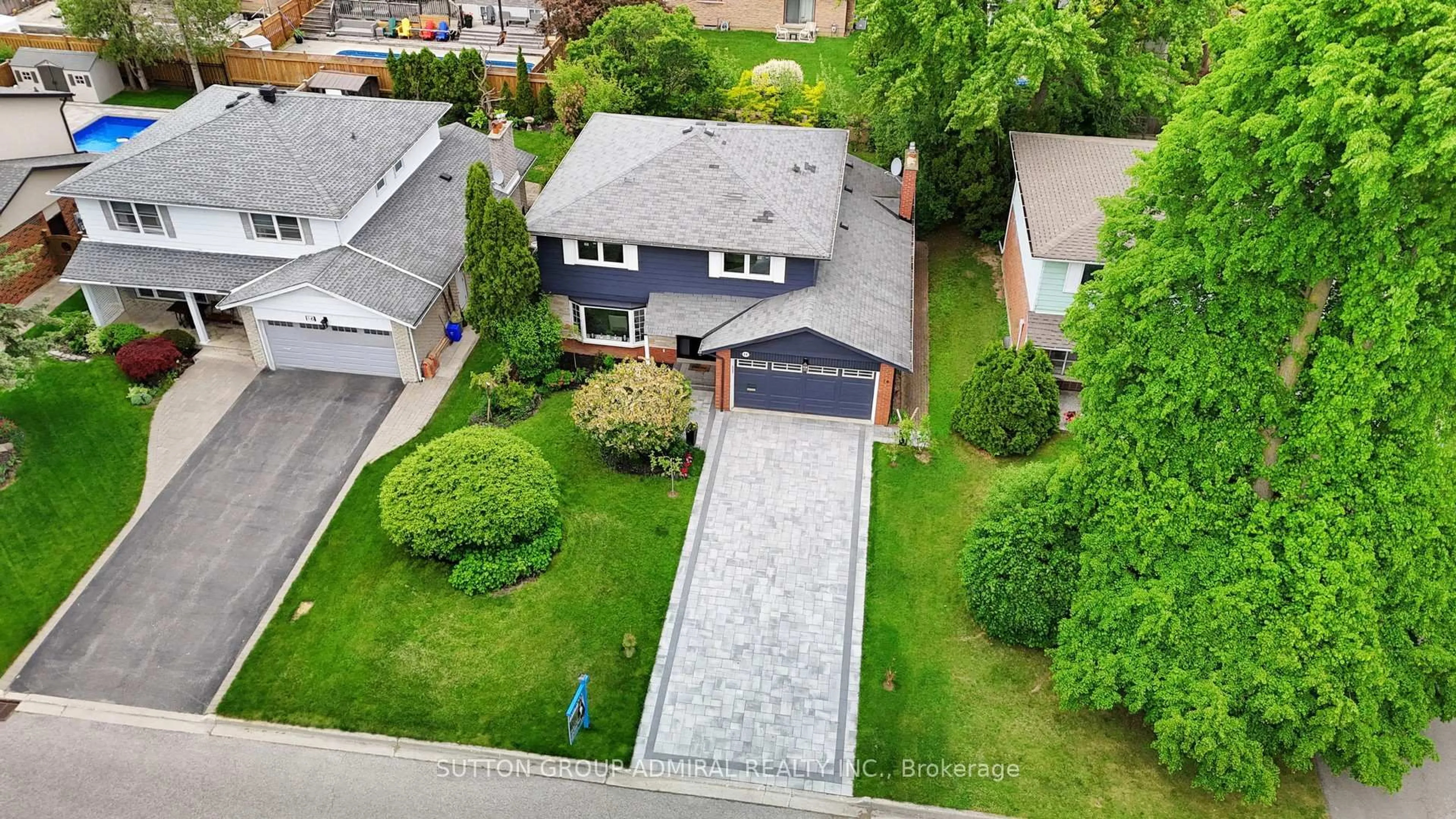 A pic from outside/outdoor area/front of a property/back of a property/a pic from drone, street for 14 Thorny Brae Dr, Markham Ontario L3T 3G4