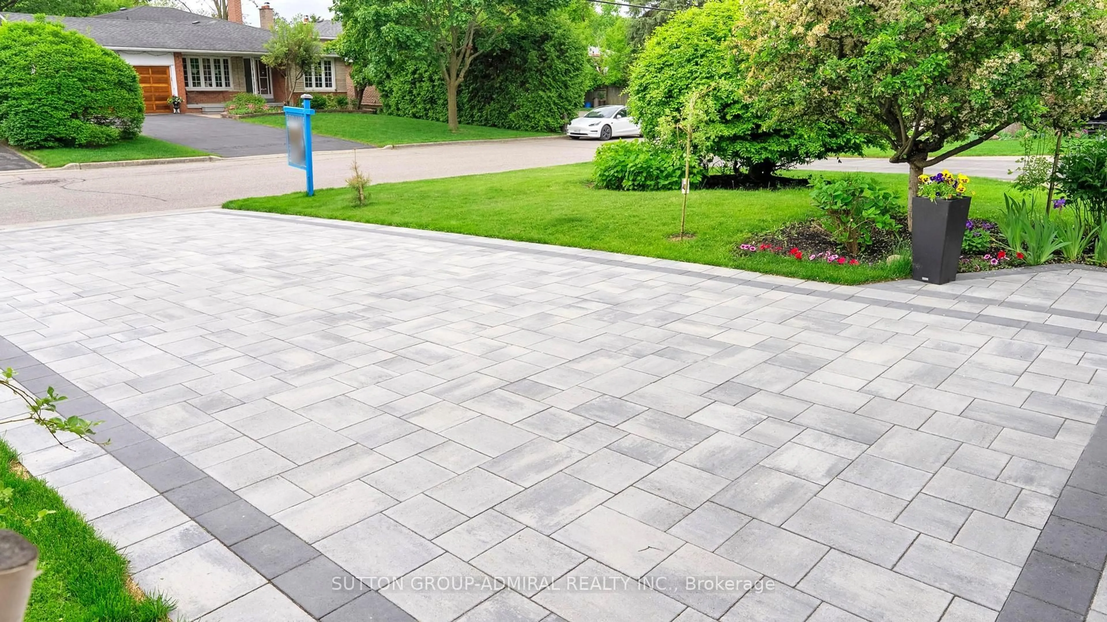 Patio, street for 14 Thorny Brae Dr, Markham Ontario L3T 3G4