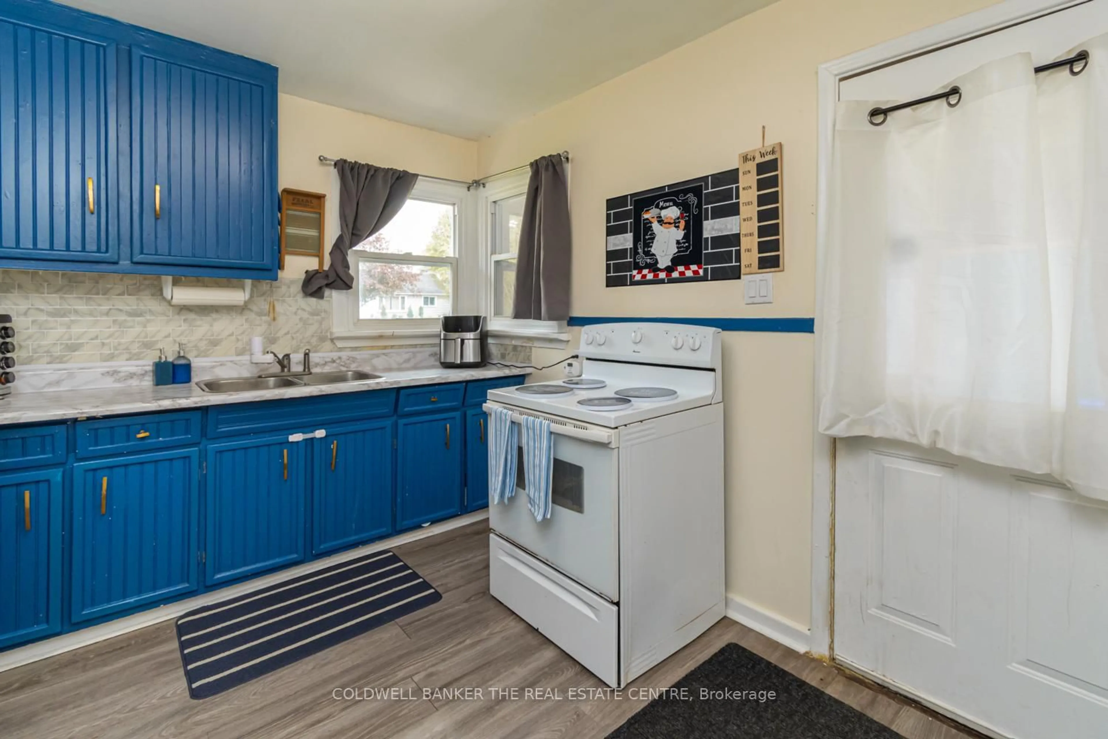 Standard kitchen, unknown for 119 Elizabeth St, Essa Ontario L0M 1B0