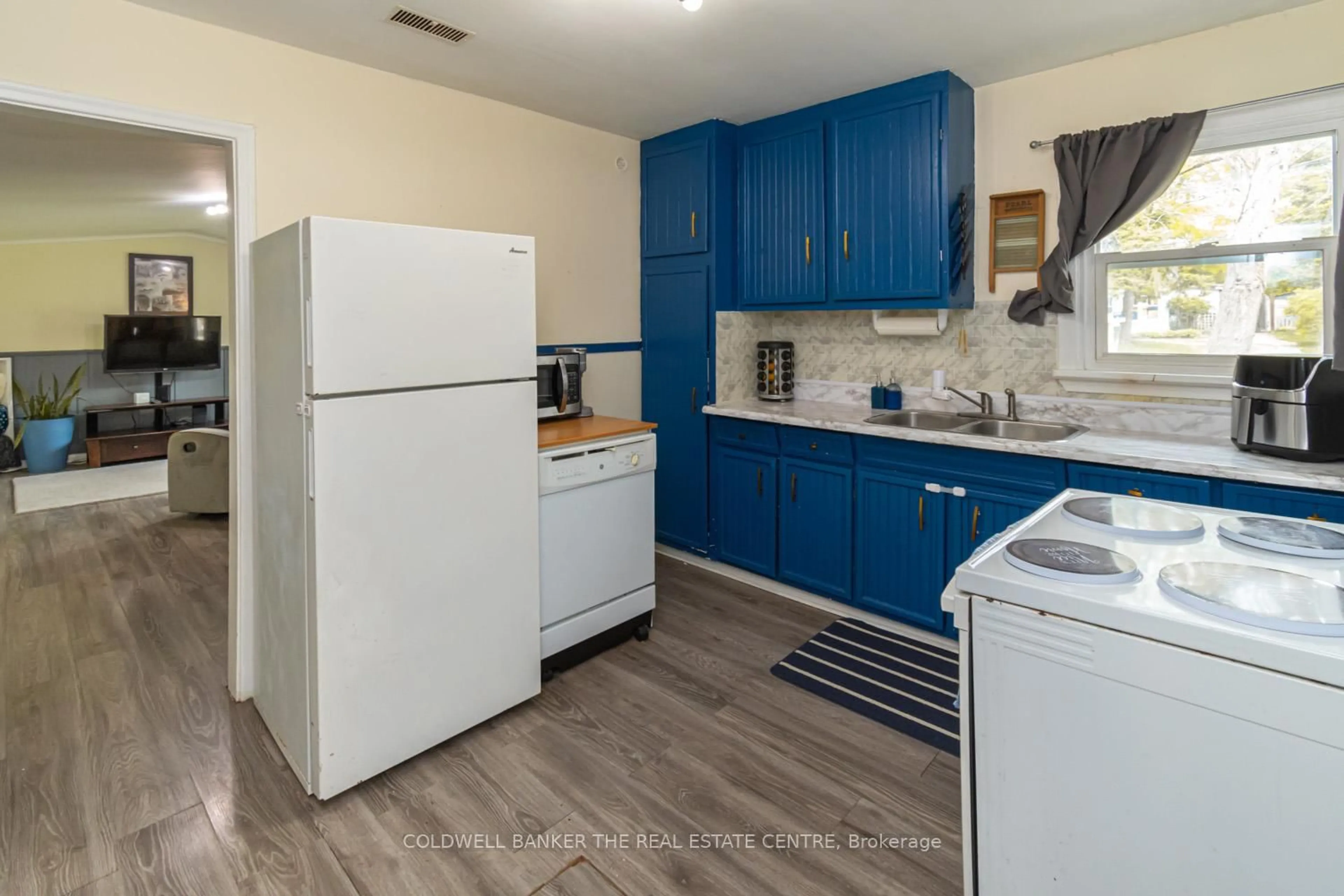 Standard kitchen, unknown for 119 Elizabeth St, Essa Ontario L0M 1B0