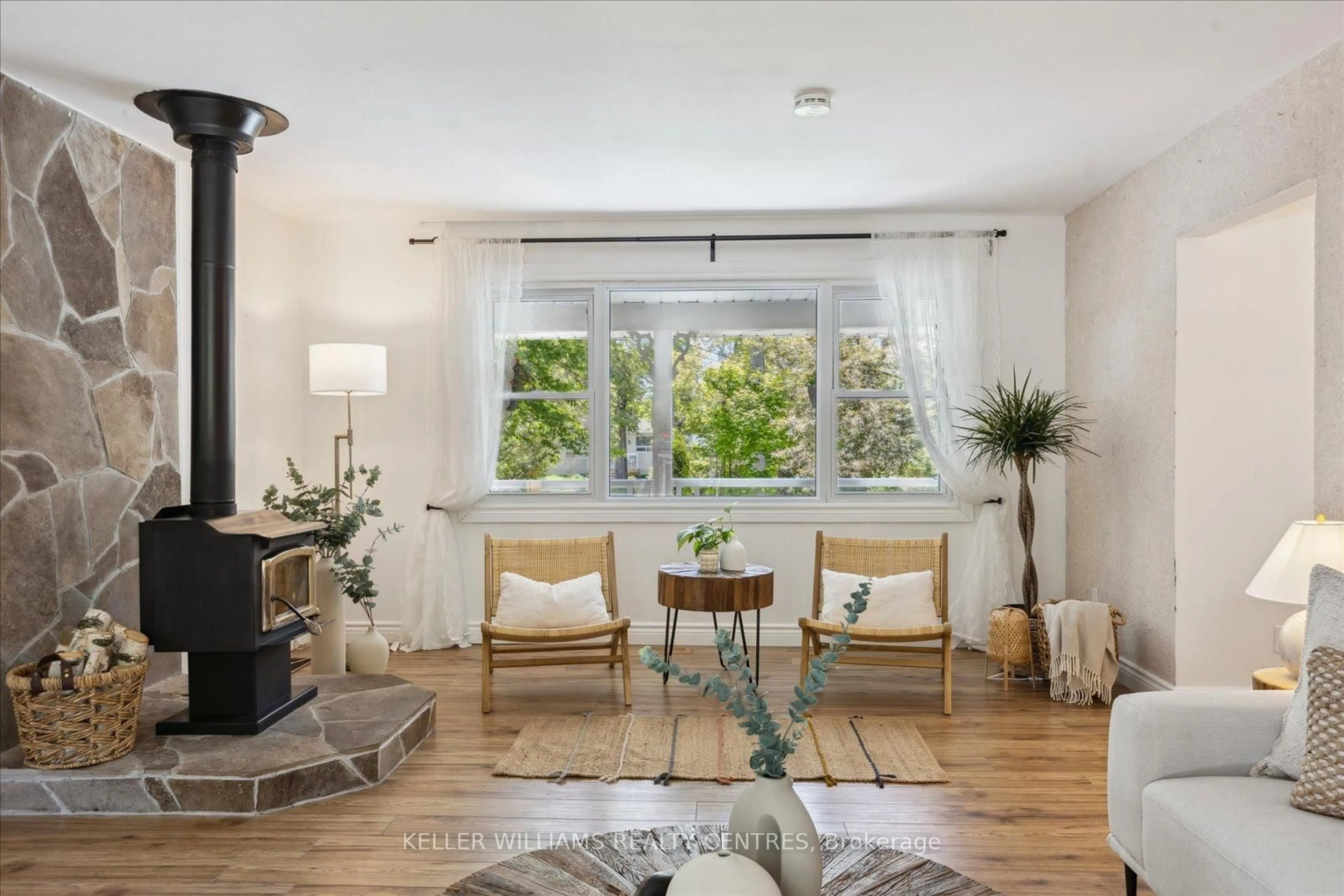 Living room with furniture, unknown for 26 Evans Ave, Georgina Ontario L0E 1R0