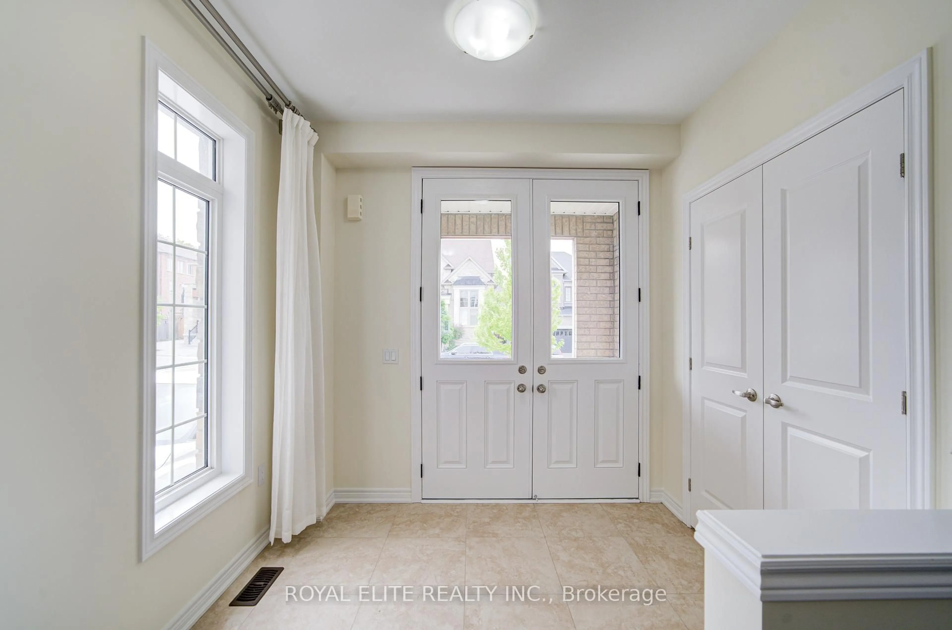 Indoor entryway for 7 Goldeneye Dr, East Gwillimbury Ontario L9N 0S6