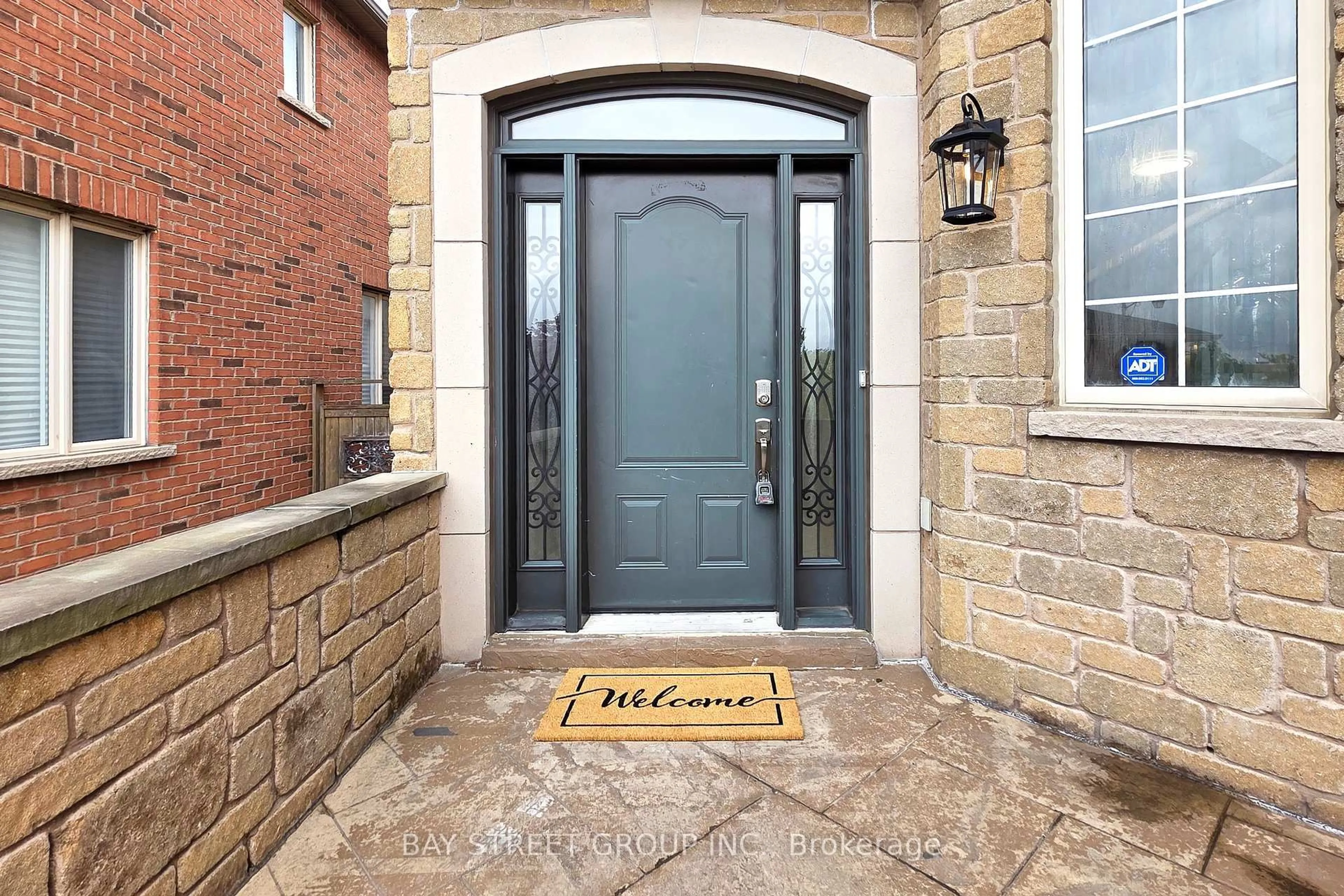 Indoor entryway for 14 Jefferson Forest Dr, Richmond Hill Ontario L4E 4H9