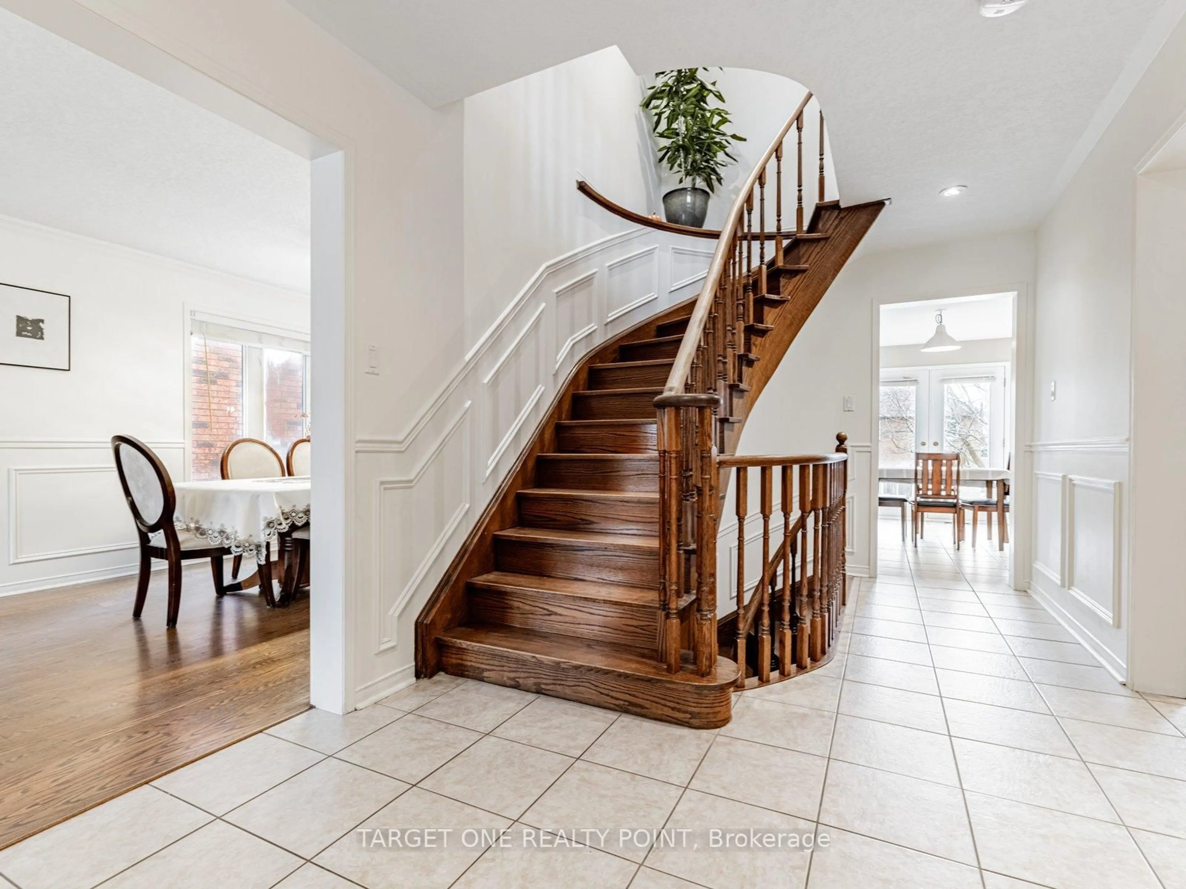 Indoor entryway for 36 Prince Dr, Bradford West Gwillimbury Ontario L3Z 3B7